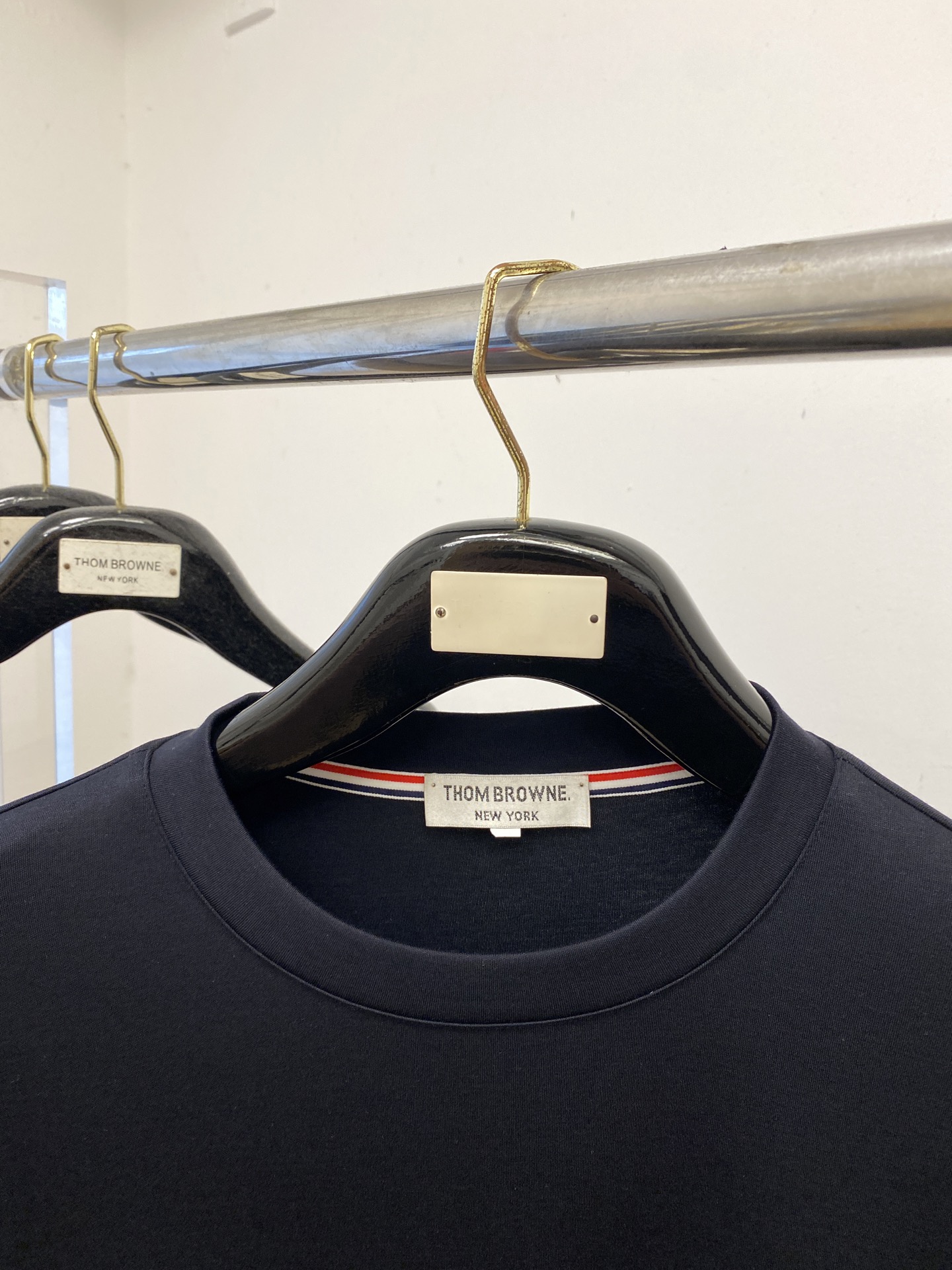 TB、2025新品长袖打底，帅气时尚，衣下刺绣织带字母logo，简约百搭款。面料棉 不仅挺括，保持潮流的