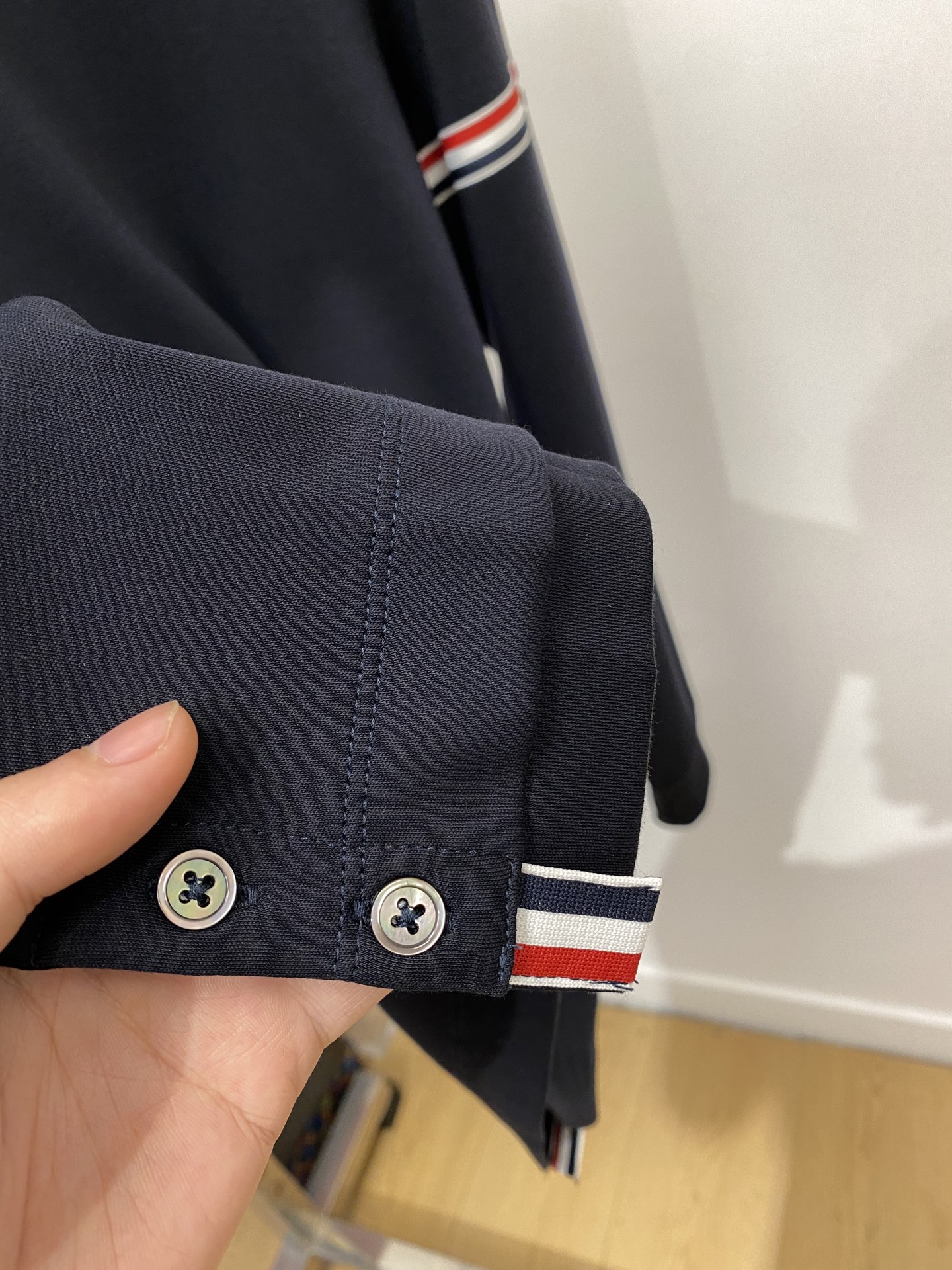 TB、2025新品长袖打底，帅气时尚，衣下刺绣织带字母logo，简约百搭款。面料棉 不仅挺括，保持潮流的