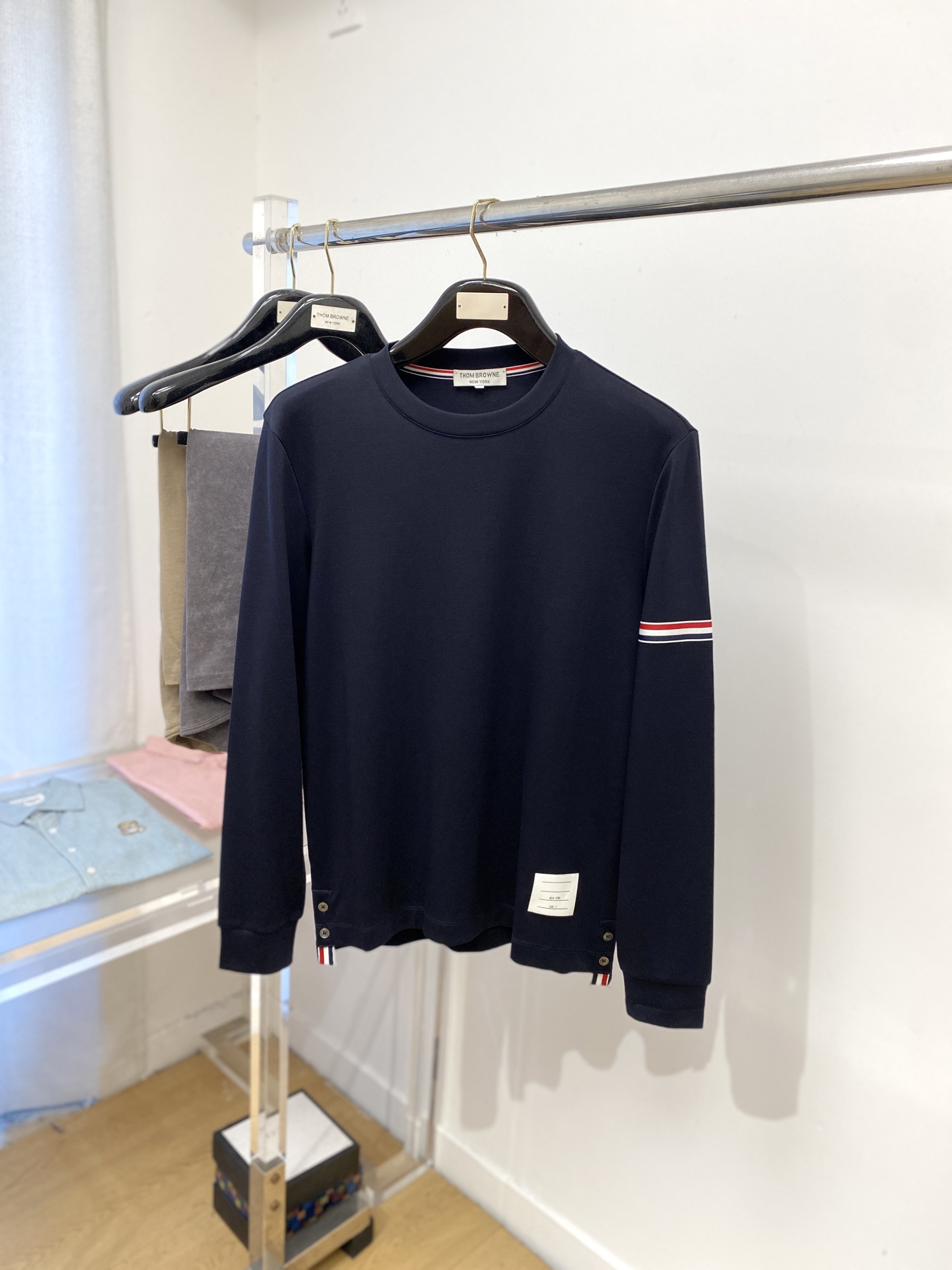 TB、2025新品长袖打底，帅气时尚，衣下刺绣织带字母logo，简约百搭款。面料棉 不仅挺括，保持潮流的