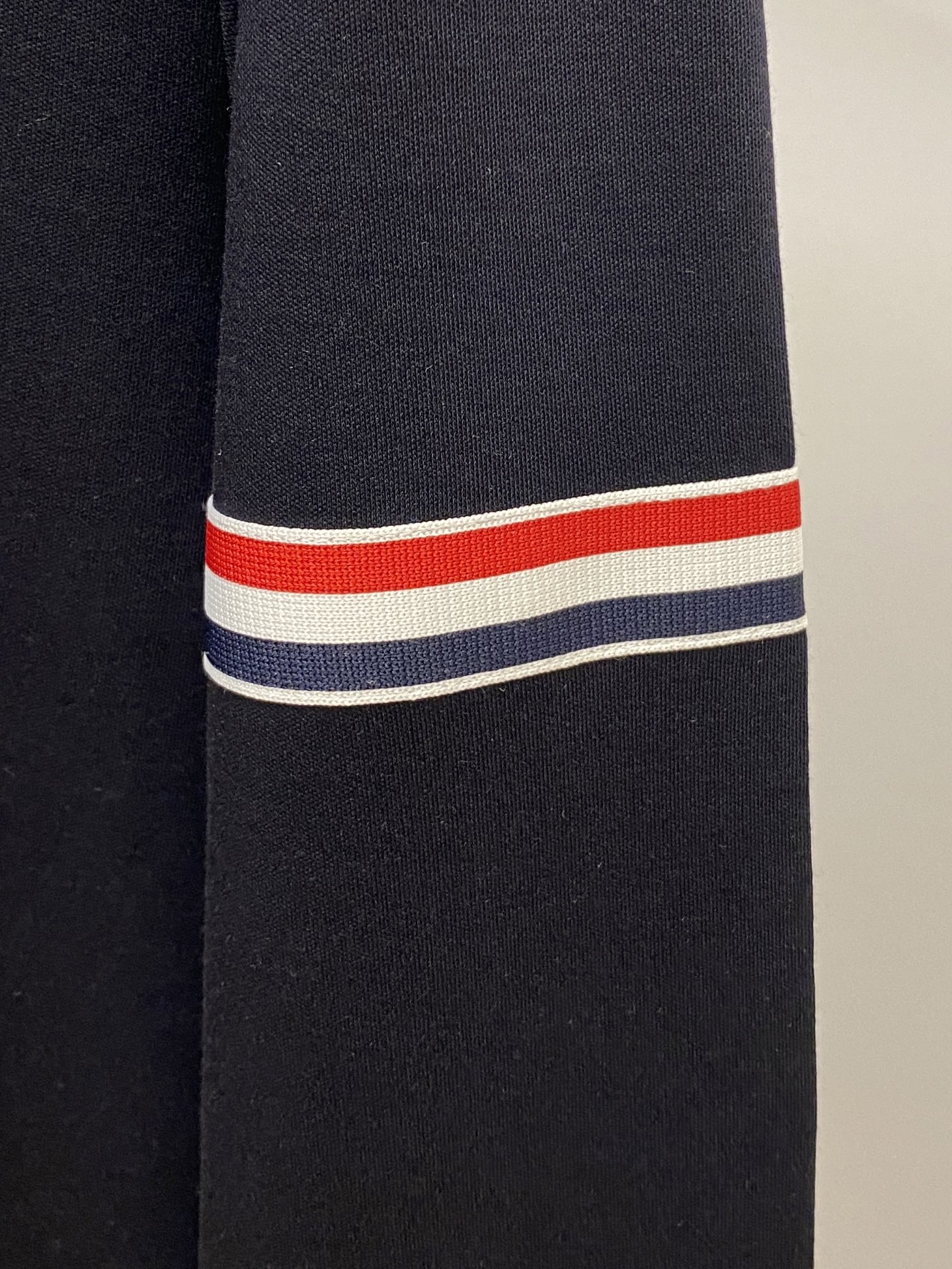 TB、2025新品长袖打底，帅气时尚，衣下刺绣织带字母logo，简约百搭款。面料棉 不仅挺括，保持潮流的