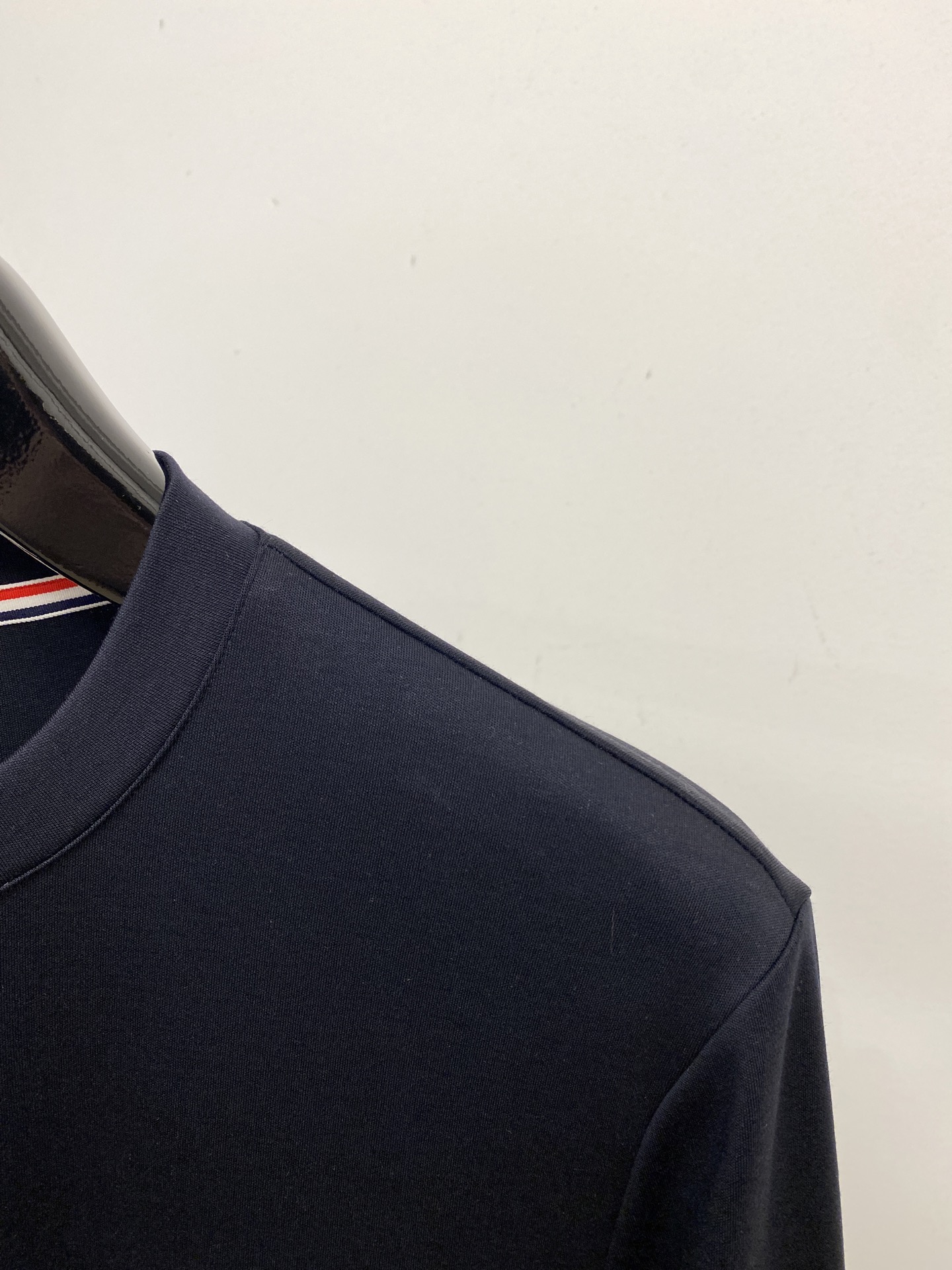 TB、2025新品长袖打底，帅气时尚，衣下刺绣织带字母logo，简约百搭款。面料棉 不仅挺括，保持潮流的