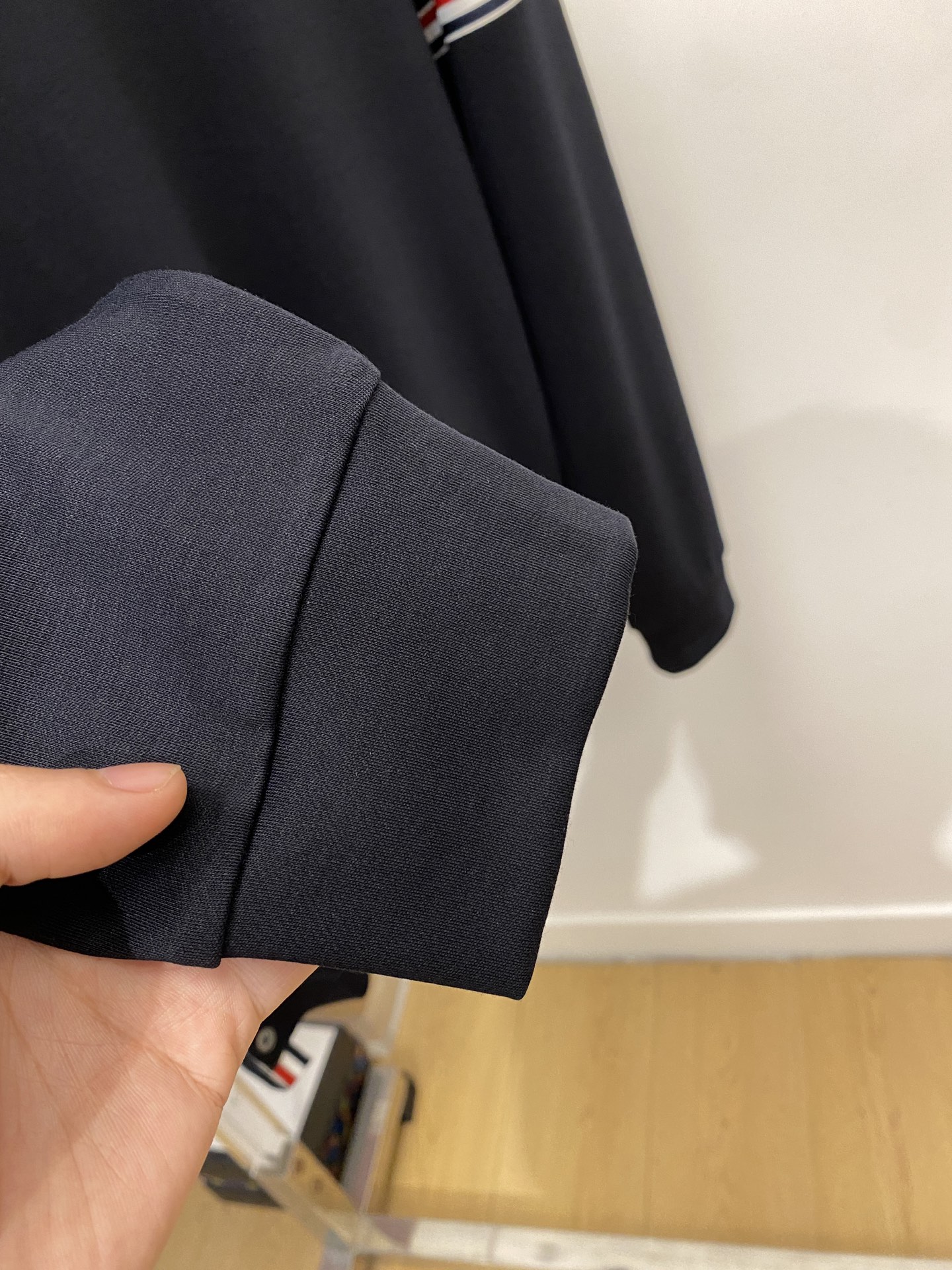 TB、2025新品长袖打底，帅气时尚，衣下刺绣织带字母logo，简约百搭款。面料棉 不仅挺括，保持潮流的