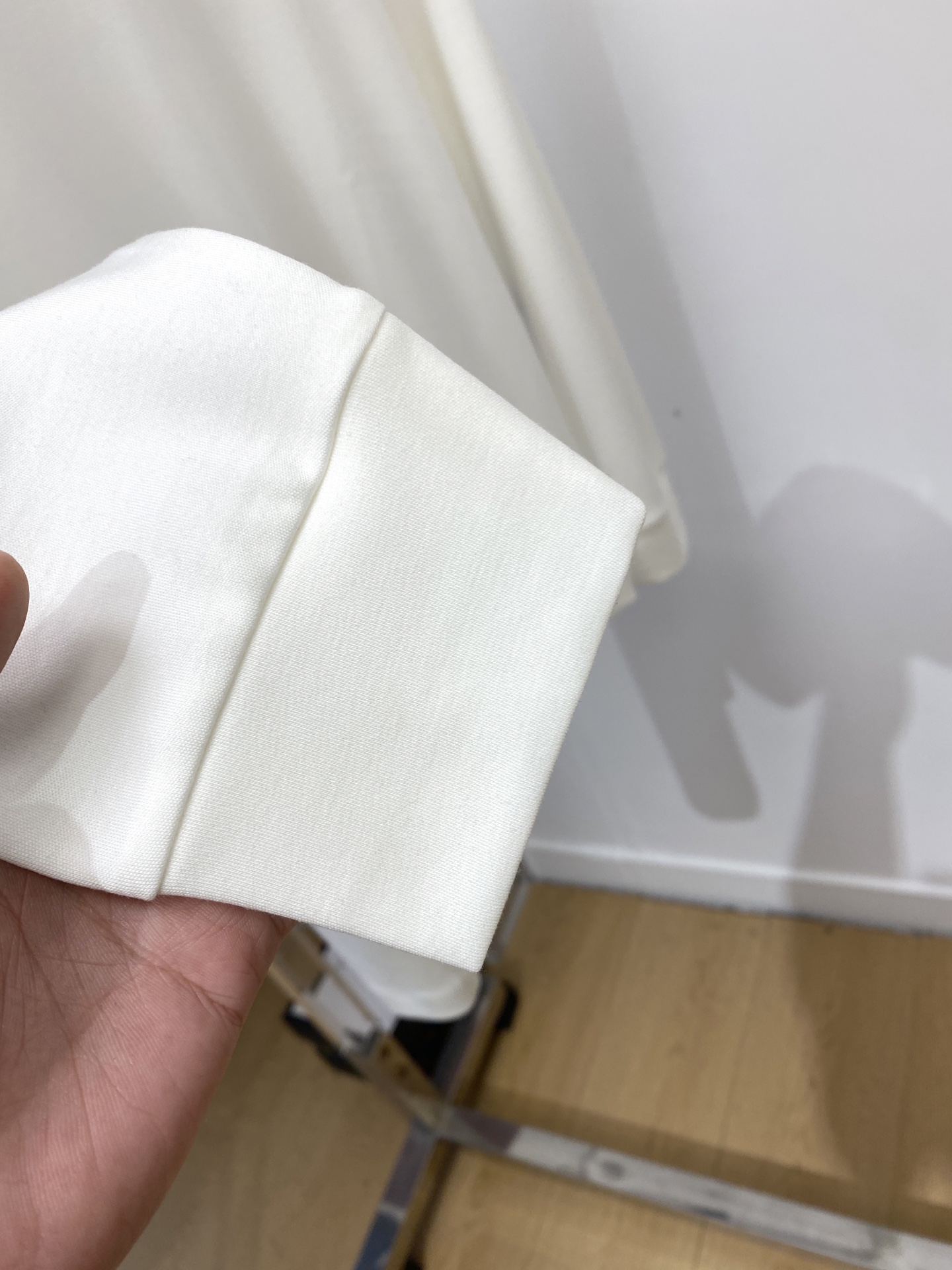 普拉达、2025新品长袖打底，帅气时尚，胸前精致刺绣字母logo，简约百搭款。面料棉 不仅挺括，保持潮流