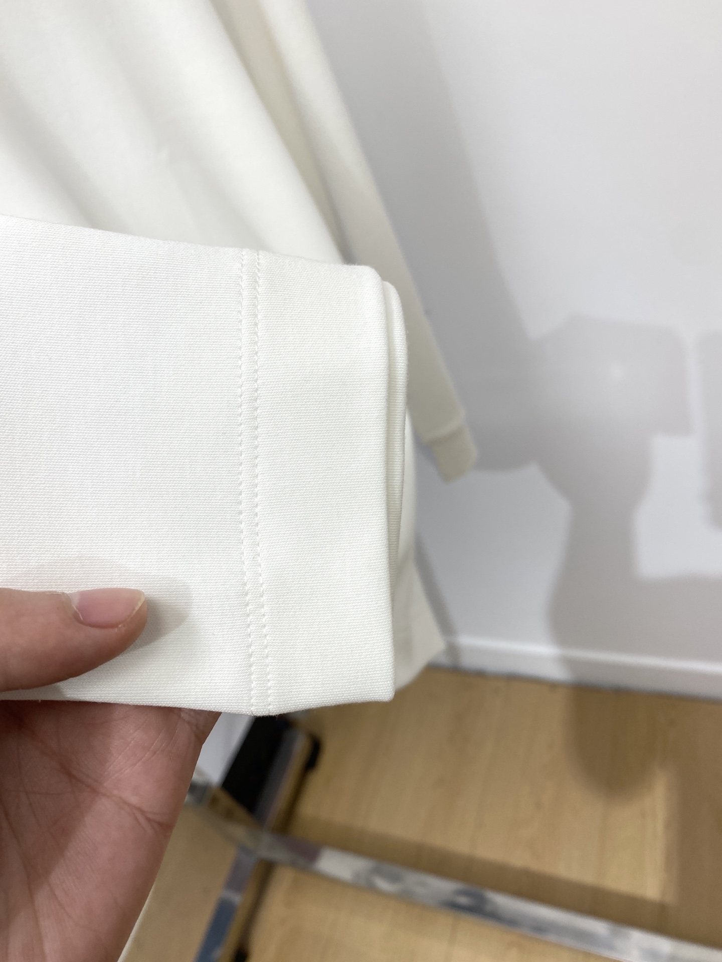 普拉达、2025新品长袖打底，帅气时尚，胸前精致刺绣字母logo，简约百搭款。面料棉 不仅挺括，保持潮流