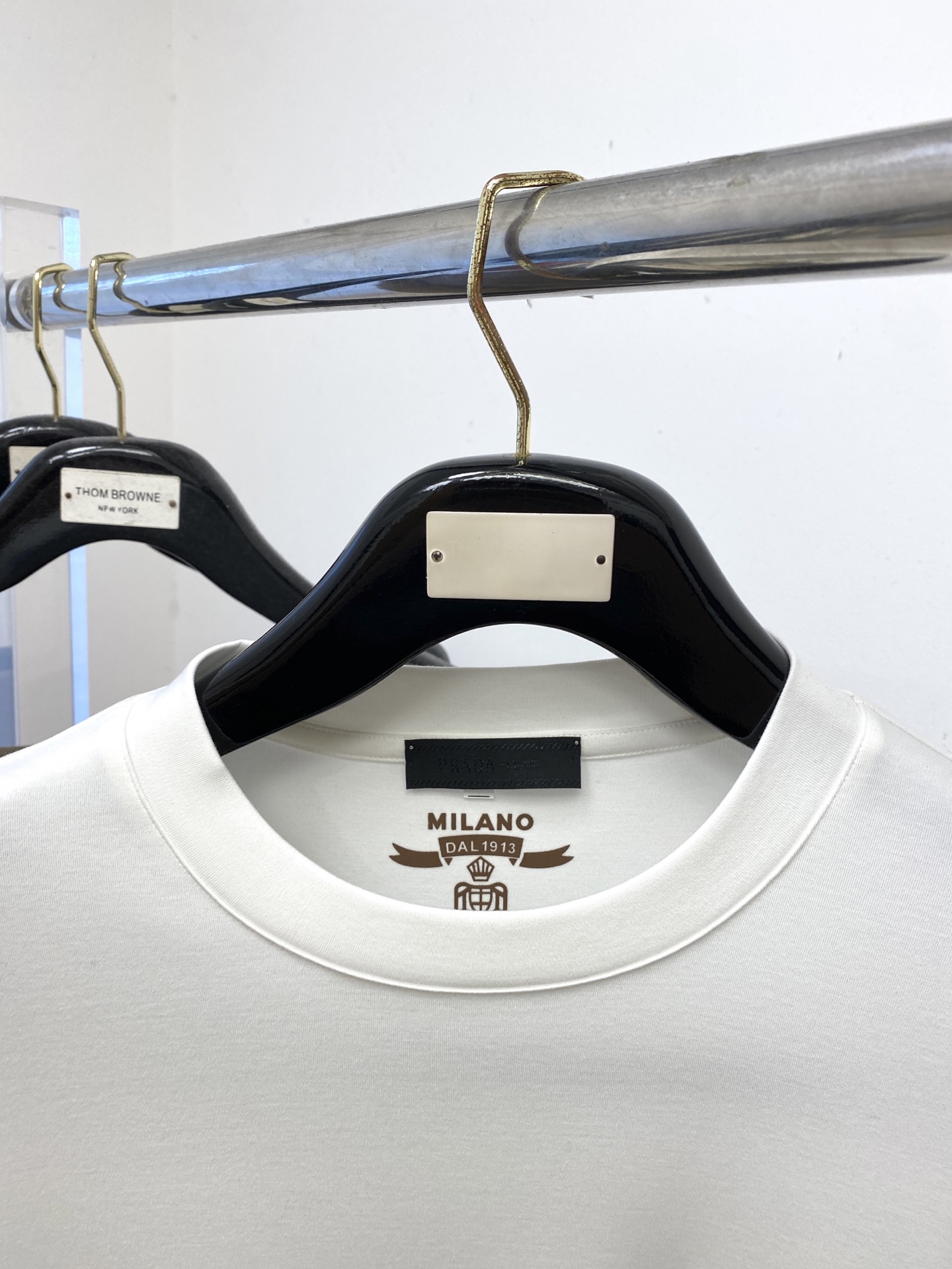 普拉达、2025新品长袖打底，帅气时尚，胸前精致刺绣字母logo，简约百搭款。面料棉 不仅挺括，保持潮流