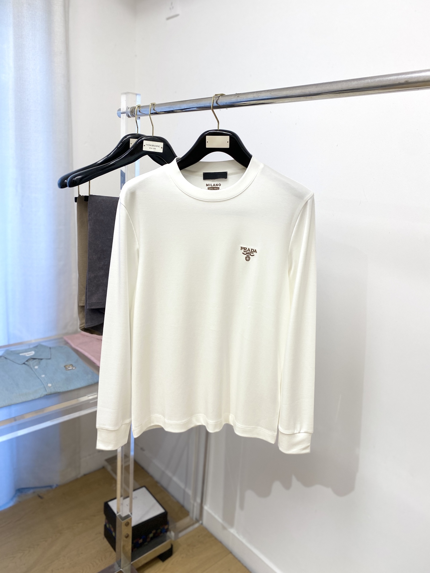 NO:518963,Prada, 2025 new long-sleeved base, handsome and fashionable, exquisite embroidered letter logo on the chest, simple and versatile style. The fabric cotton is not only crisp, maintains the trendy silhouette, but also comfortable to wear, and the yarn is more delicate, the number M-3XL, prada, alexander wang19860909普拉达、2025新品长袖打底,帅气时尚,胸前精致刺绣字母logo,简约百搭款.面料棉 不仅挺括,保持潮流的廓形,又穿着舒适,纱织更细腻,码数M-3XL,,prada,alexander wang,Men's clothing