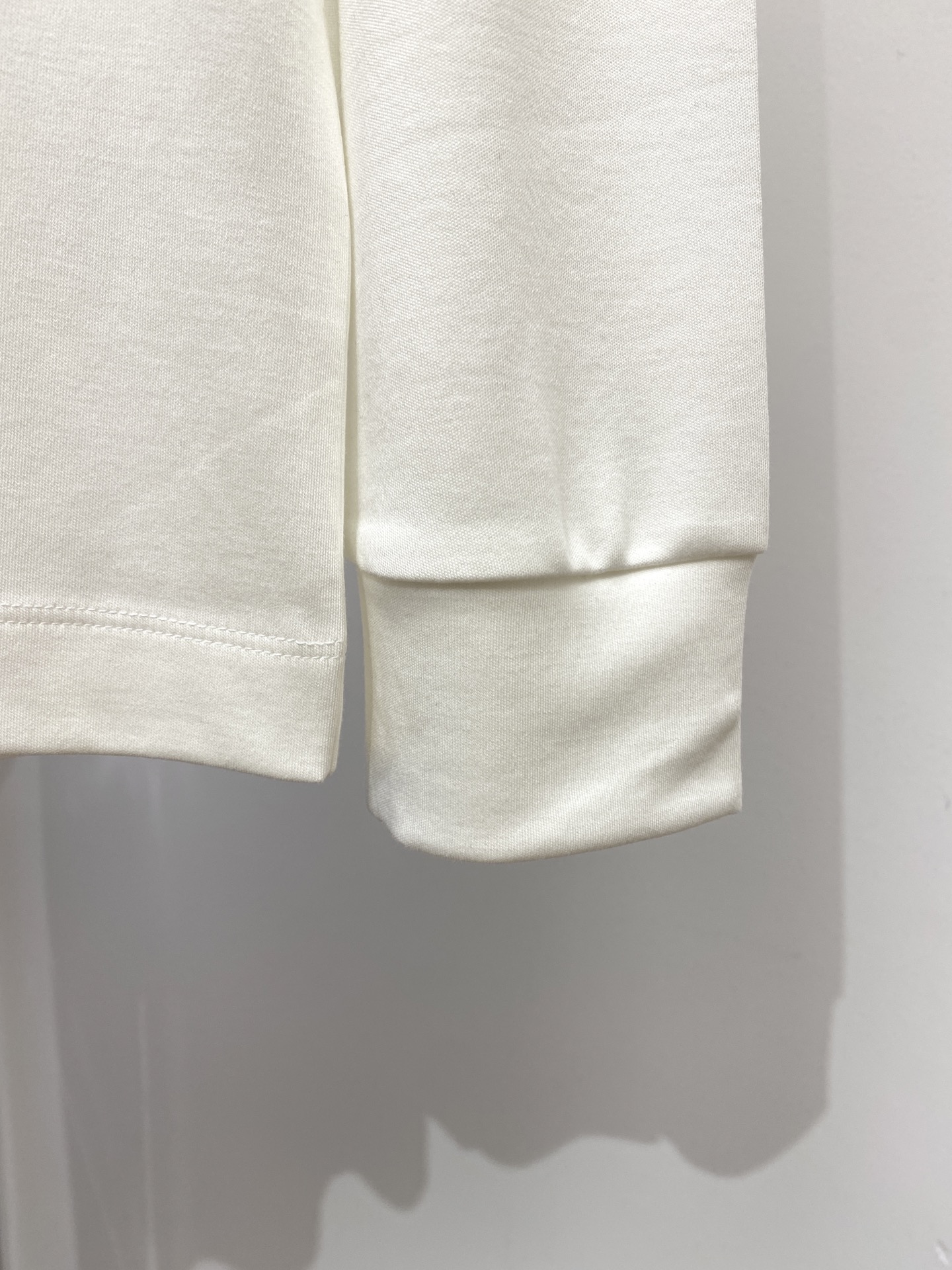 普拉达、2025新品长袖打底，帅气时尚，胸前精致刺绣字母logo，简约百搭款。面料棉 不仅挺括，保持潮流