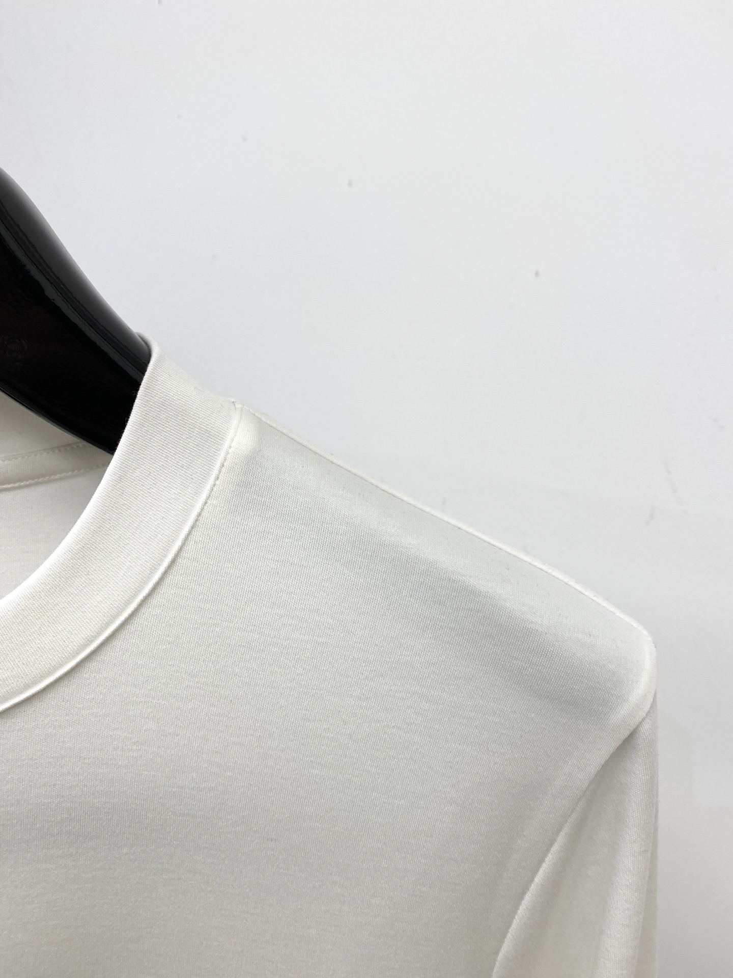 普拉达、2025新品长袖打底，帅气时尚，胸前精致刺绣字母logo，简约百搭款。面料棉 不仅挺括，保持潮流