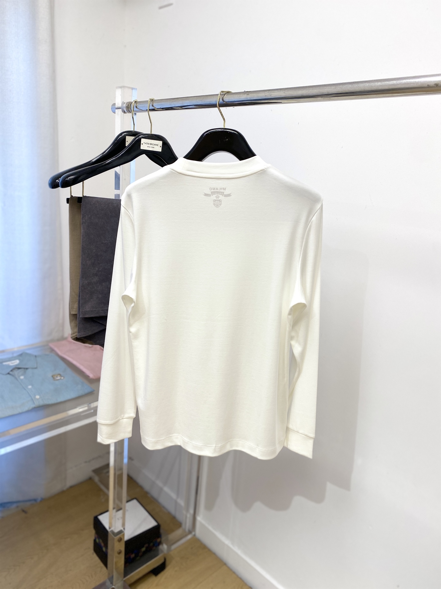 普拉达、2025新品长袖打底，帅气时尚，胸前精致刺绣字母logo，简约百搭款。面料棉 不仅挺括，保持潮流