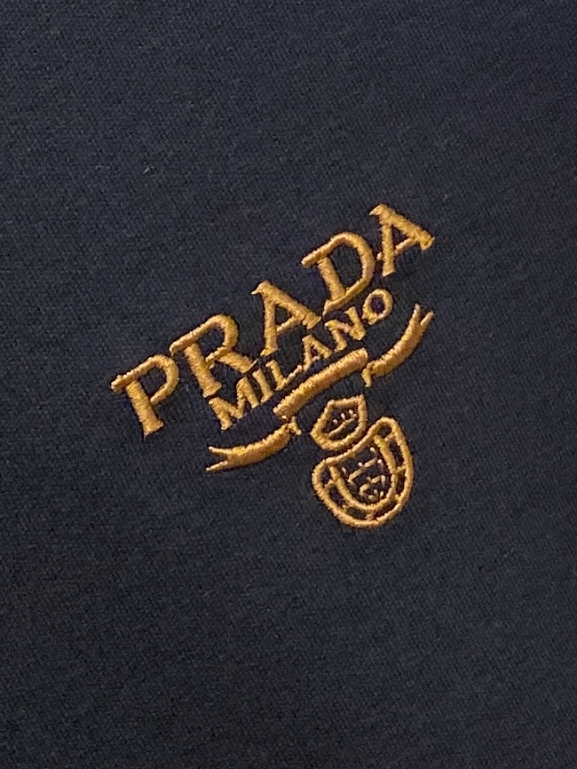 普拉达、2025新品长袖打底，帅气时尚，胸前精致刺绣字母logo，简约百搭款。面料棉 不仅挺括，保持潮流