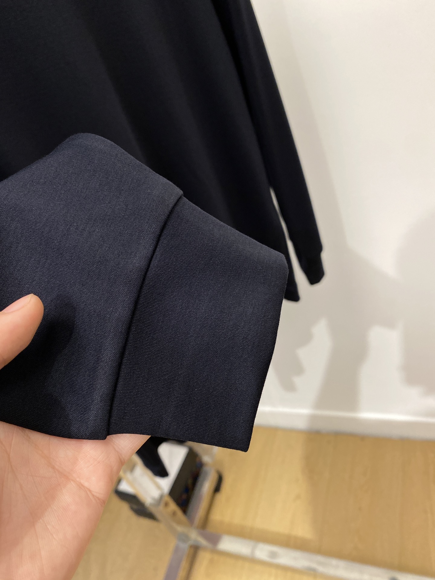 普拉达、2025新品长袖打底，帅气时尚，胸前精致刺绣字母logo，简约百搭款。面料棉 不仅挺括，保持潮流