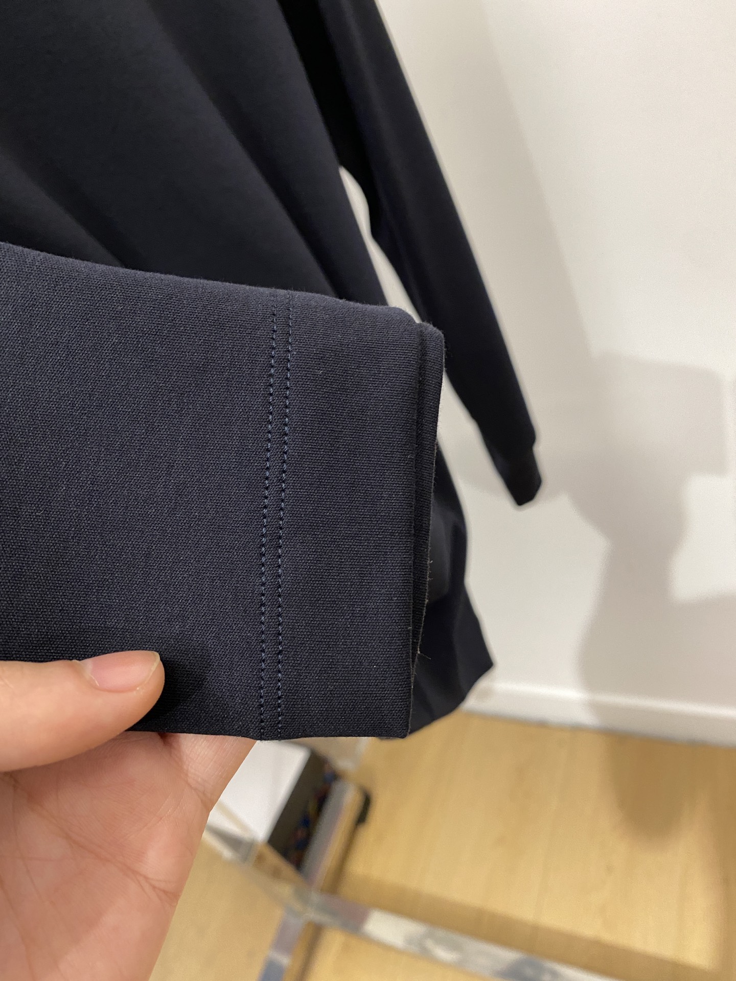 普拉达、2025新品长袖打底，帅气时尚，胸前精致刺绣字母logo，简约百搭款。面料棉 不仅挺括，保持潮流