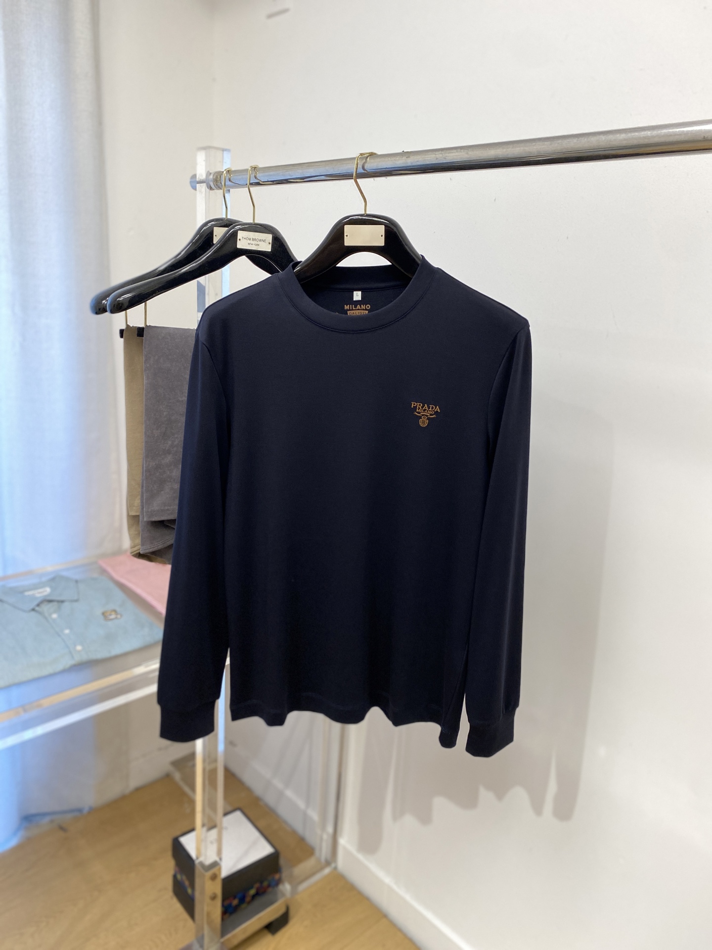 普拉达、2025新品长袖打底，帅气时尚，胸前精致刺绣字母logo，简约百搭款。面料棉 不仅挺括，保持潮流