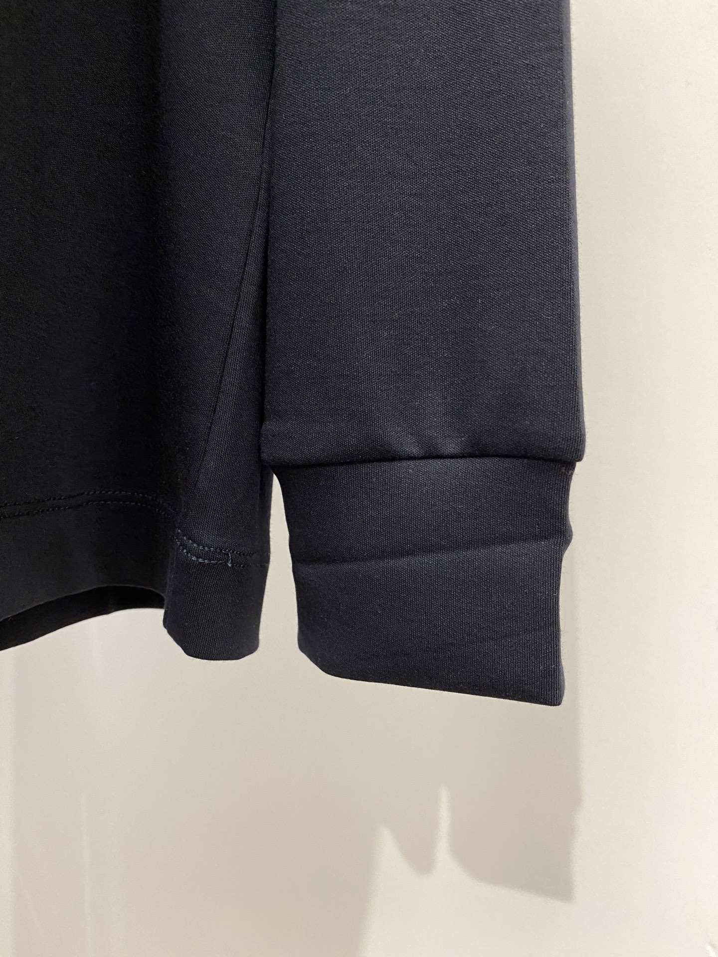 普拉达、2025新品长袖打底，帅气时尚，胸前精致刺绣字母logo，简约百搭款。面料棉 不仅挺括，保持潮流