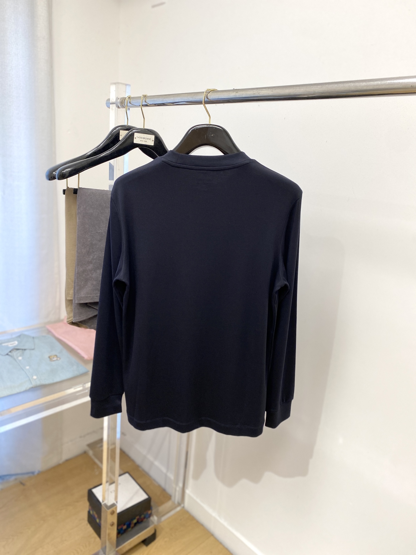 普拉达、2025新品长袖打底，帅气时尚，胸前精致刺绣字母logo，简约百搭款。面料棉 不仅挺括，保持潮流