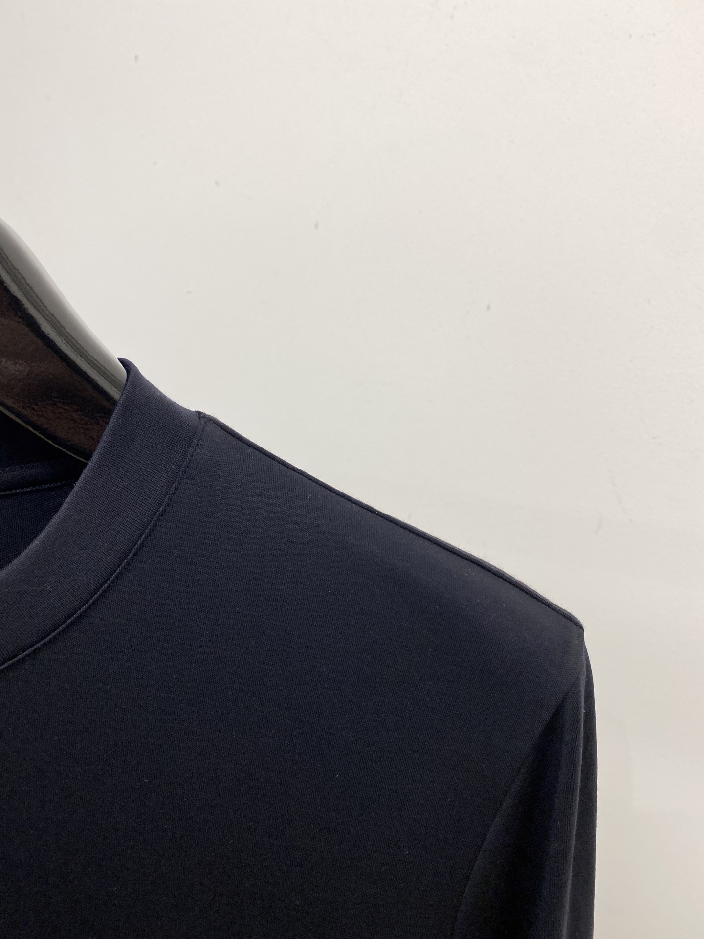 普拉达、2025新品长袖打底，帅气时尚，胸前精致刺绣字母logo，简约百搭款。面料棉 不仅挺括，保持潮流