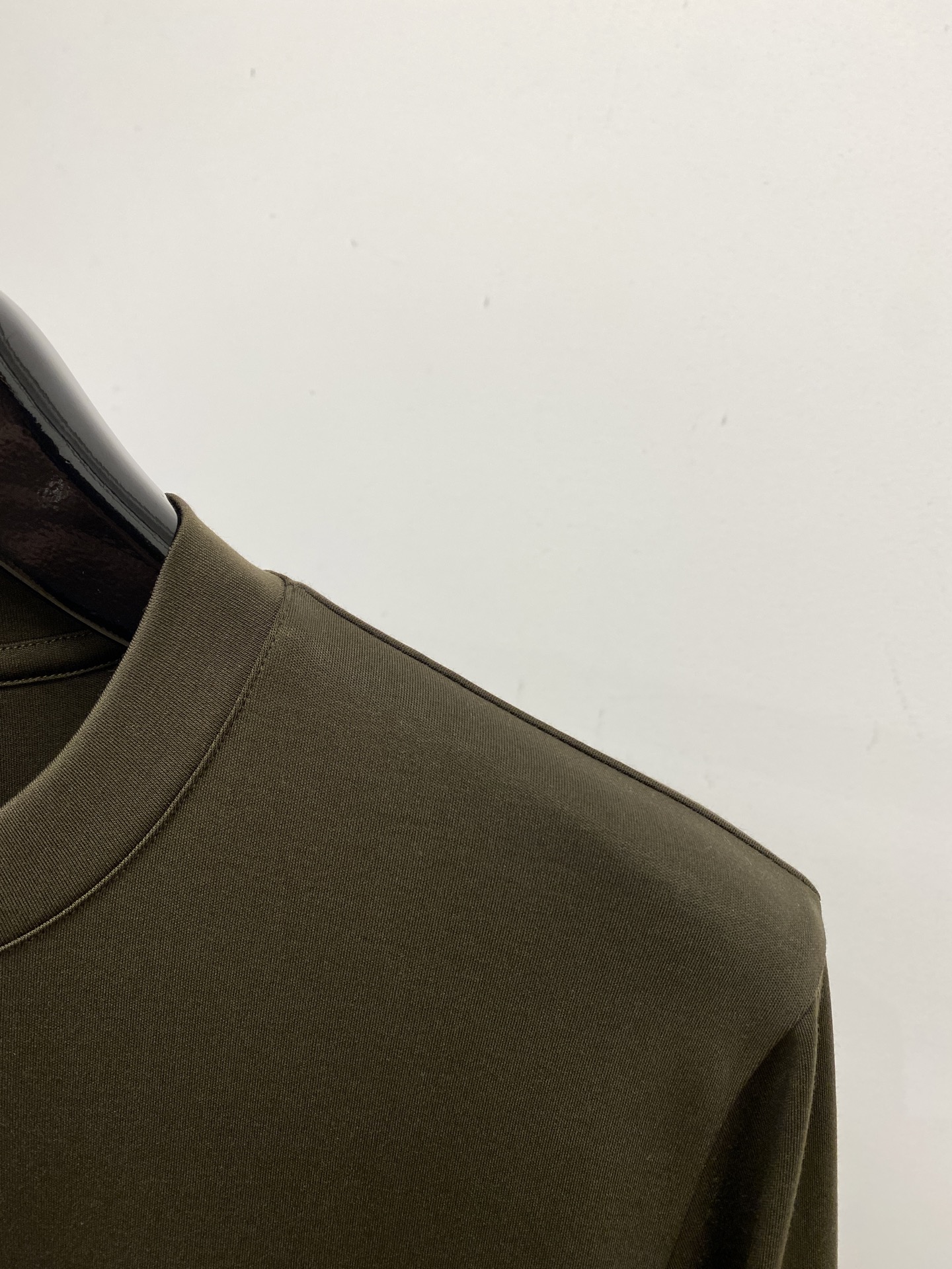 普拉达、2025新品长袖打底，帅气时尚，胸前精致刺绣字母logo，简约百搭款。面料棉 不仅挺括，保持潮流