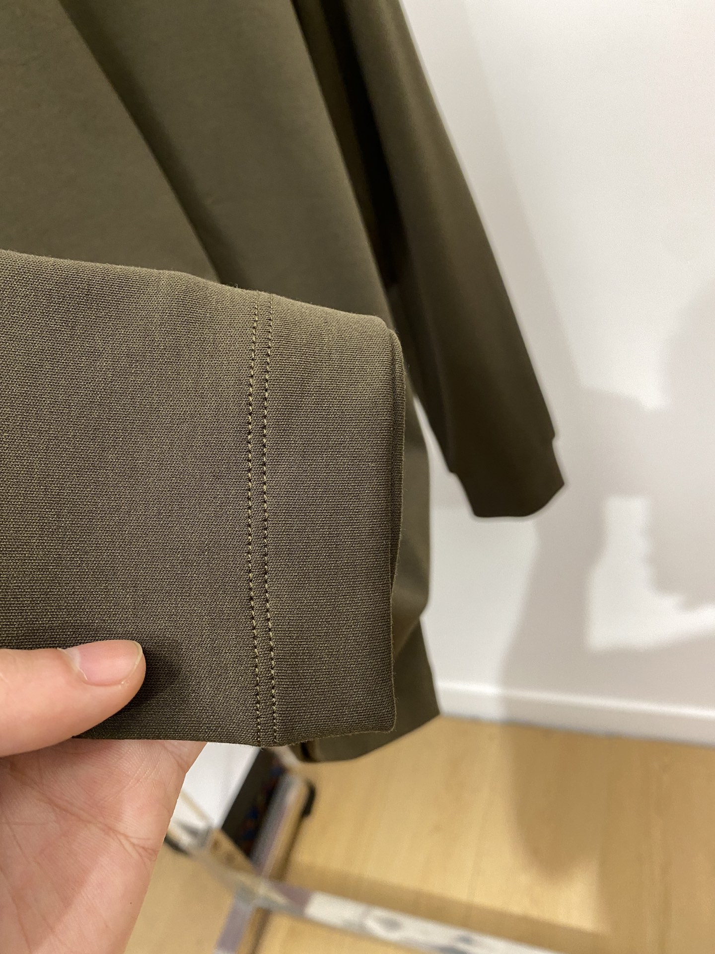 普拉达、2025新品长袖打底，帅气时尚，胸前精致刺绣字母logo，简约百搭款。面料棉 不仅挺括，保持潮流