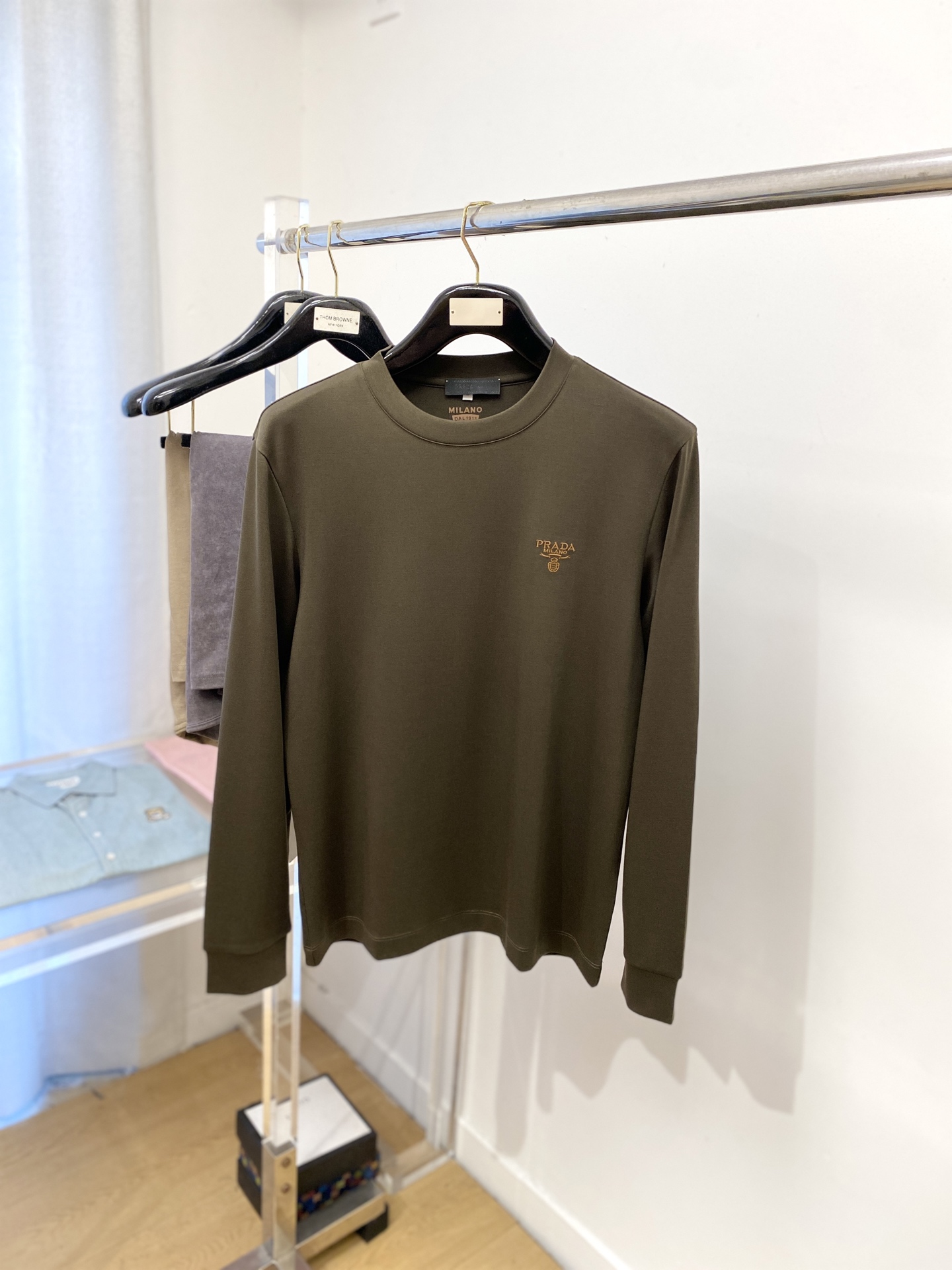 普拉达、2025新品长袖打底，帅气时尚，胸前精致刺绣字母logo，简约百搭款。面料棉 不仅挺括，保持潮流