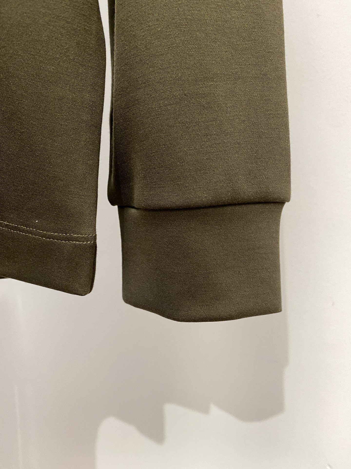 普拉达、2025新品长袖打底，帅气时尚，胸前精致刺绣字母logo，简约百搭款。面料棉 不仅挺括，保持潮流