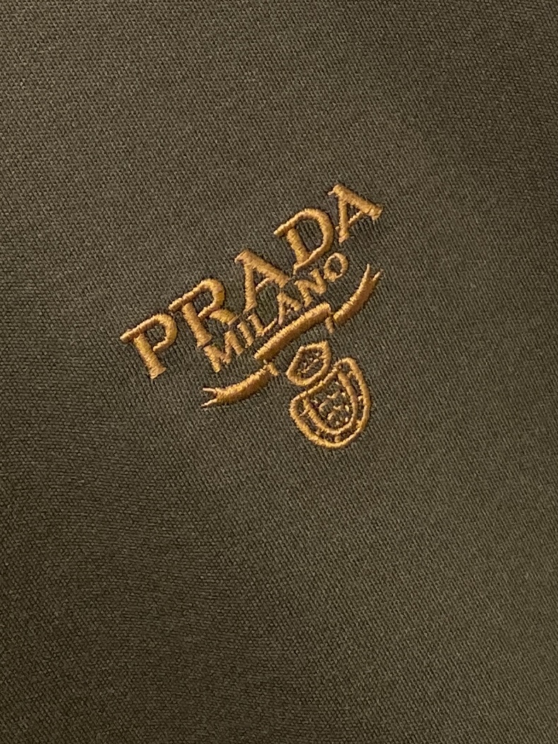 普拉达、2025新品长袖打底，帅气时尚，胸前精致刺绣字母logo，简约百搭款。面料棉 不仅挺括，保持潮流