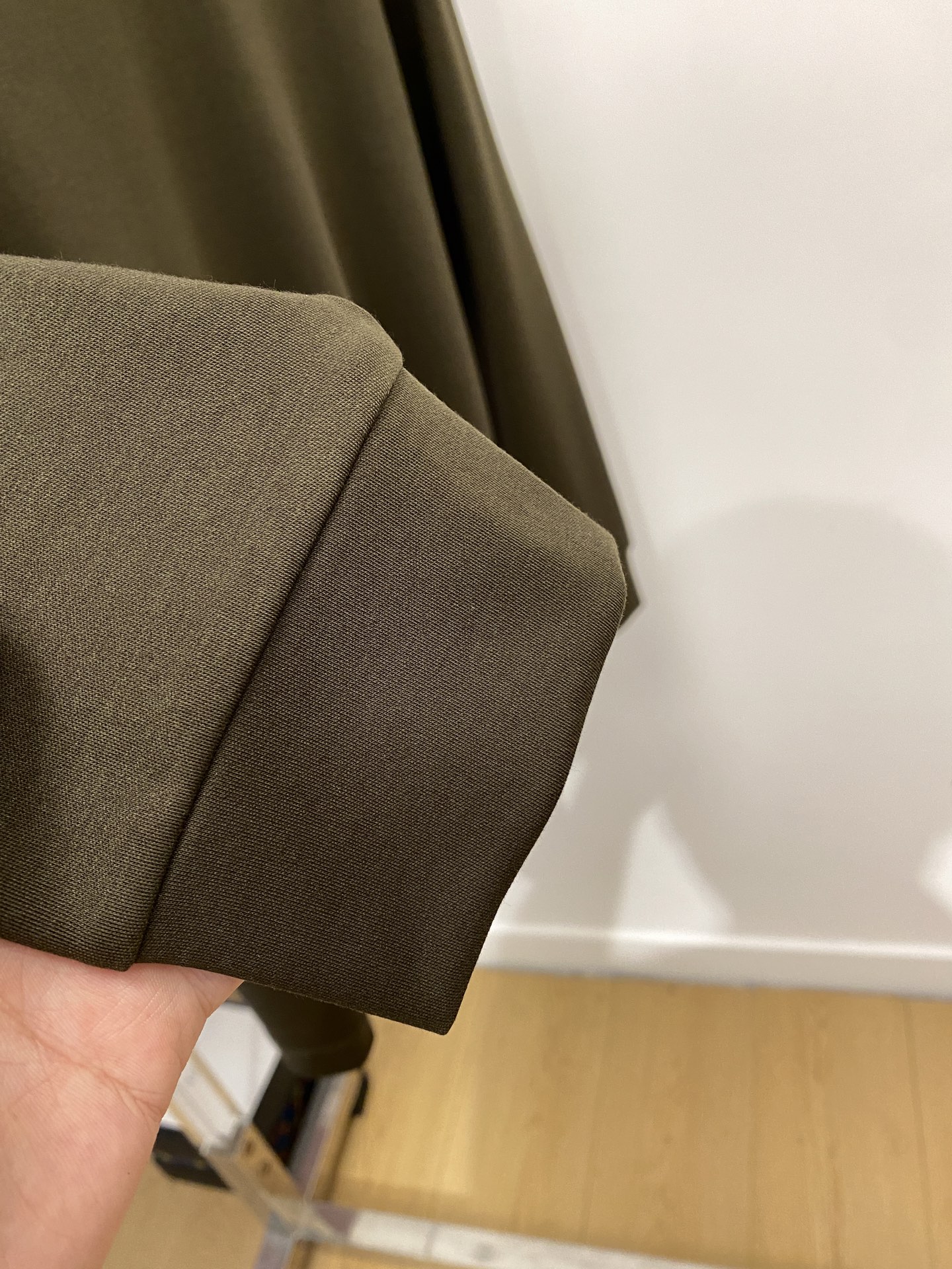 普拉达、2025新品长袖打底，帅气时尚，胸前精致刺绣字母logo，简约百搭款。面料棉 不仅挺括，保持潮流