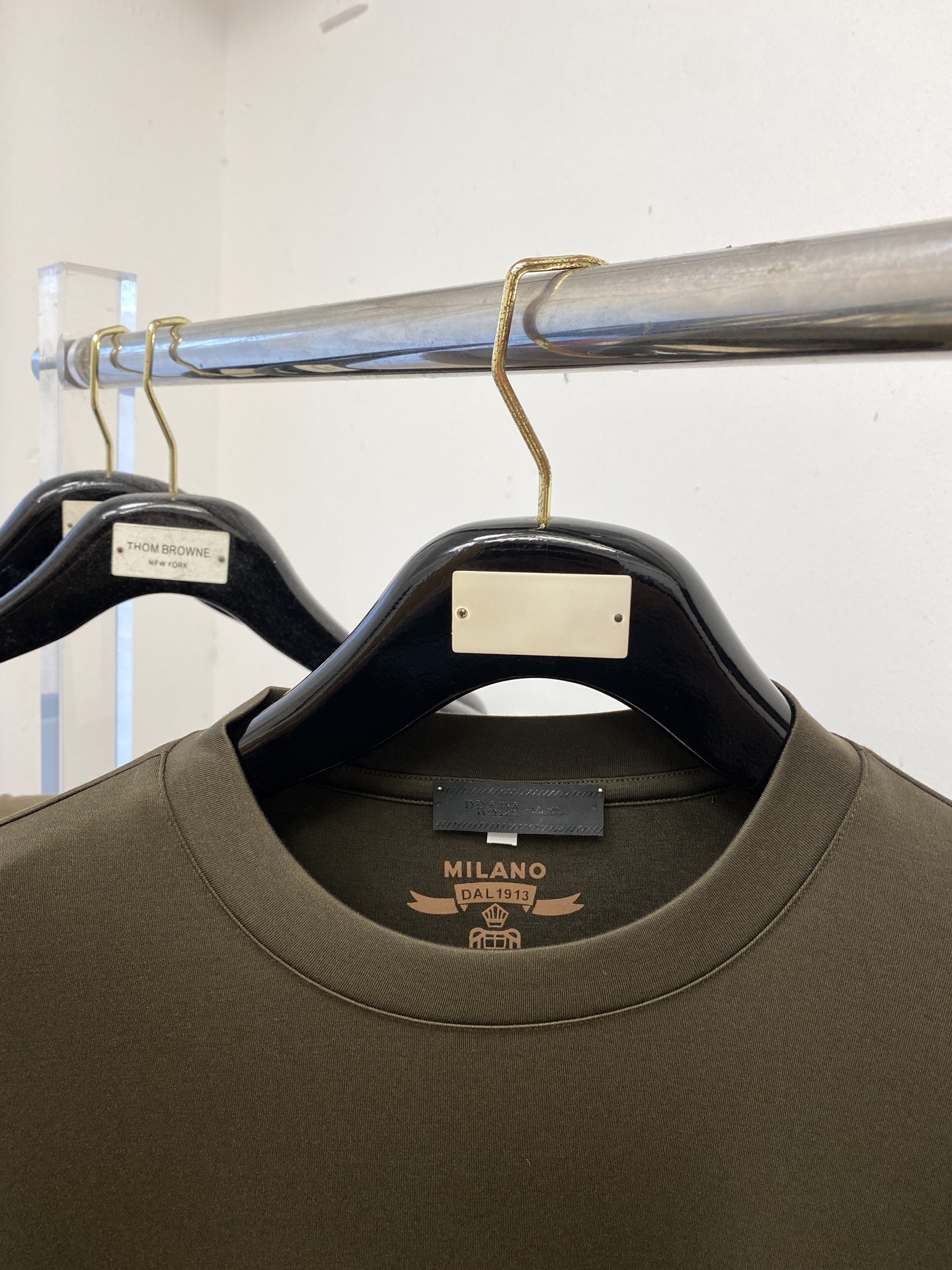 普拉达、2025新品长袖打底，帅气时尚，胸前精致刺绣字母logo，简约百搭款。面料棉 不仅挺括，保持潮流