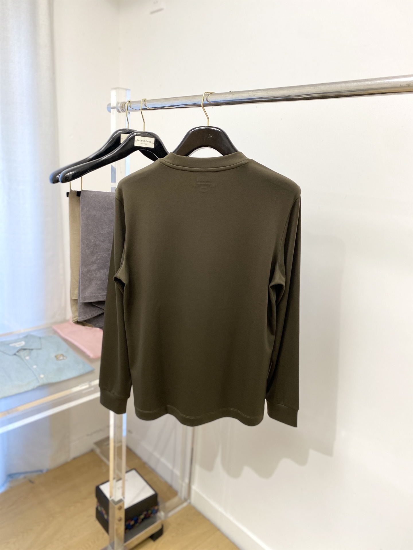 普拉达、2025新品长袖打底，帅气时尚，胸前精致刺绣字母logo，简约百搭款。面料棉 不仅挺括，保持潮流