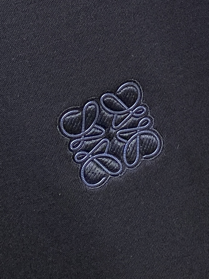 罗意威、2025新品长袖打底，帅气时尚，胸前精致刺绣印胶图案logo，简约百搭款。面料棉 不仅挺括，保持