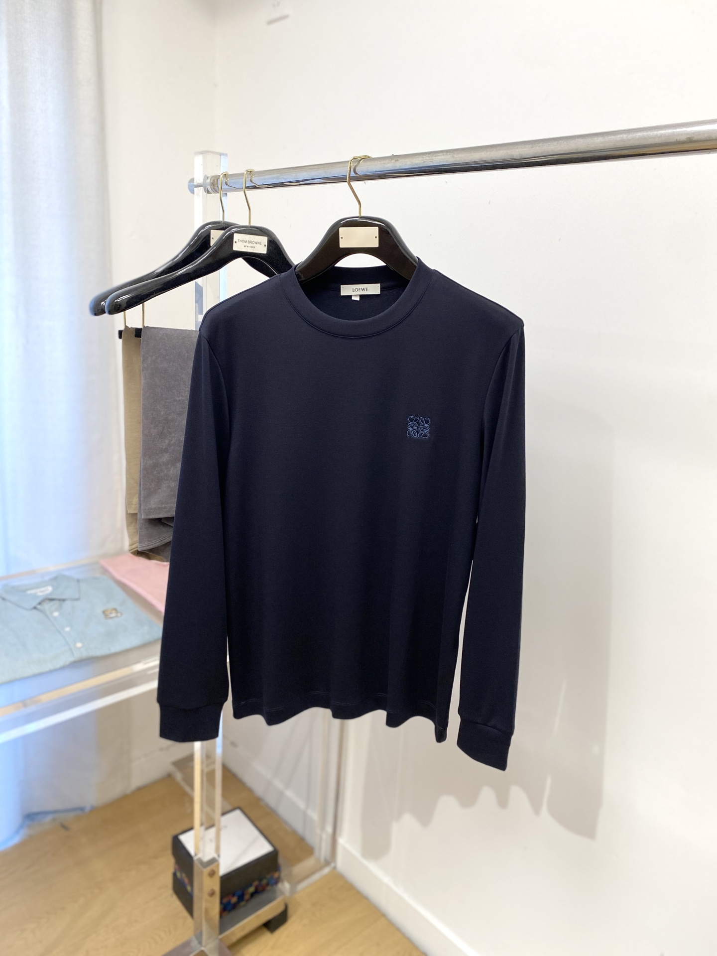 NO:518961,Luo Yiwei, 2025 new product long-sleeved base, handsome and fashionable, exquisite embroidered glue pattern logo on the chest, simple and versatile style. The fabric cotton is not only crisp, maintains the trendy silhouette, and is comfortable to wear, and the yarn is more delicate, with M-3XL, loewe, alexander wang19860909罗意威、2025新品长袖打底,帅气时尚,胸前精致刺绣印胶图案logo,简约百搭款.面料棉 不仅挺括,保持潮流的廓形,又穿着舒适,纱织更细腻,码数M-3XL,,loewe,alexander wang,Men's clothing