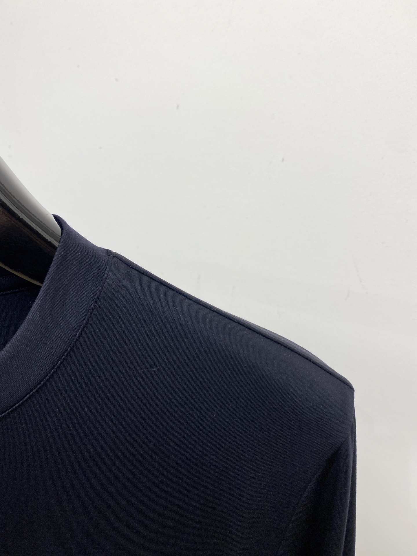 罗意威、2025新品长袖打底，帅气时尚，胸前精致刺绣印胶图案logo，简约百搭款。面料棉 不仅挺括，保持