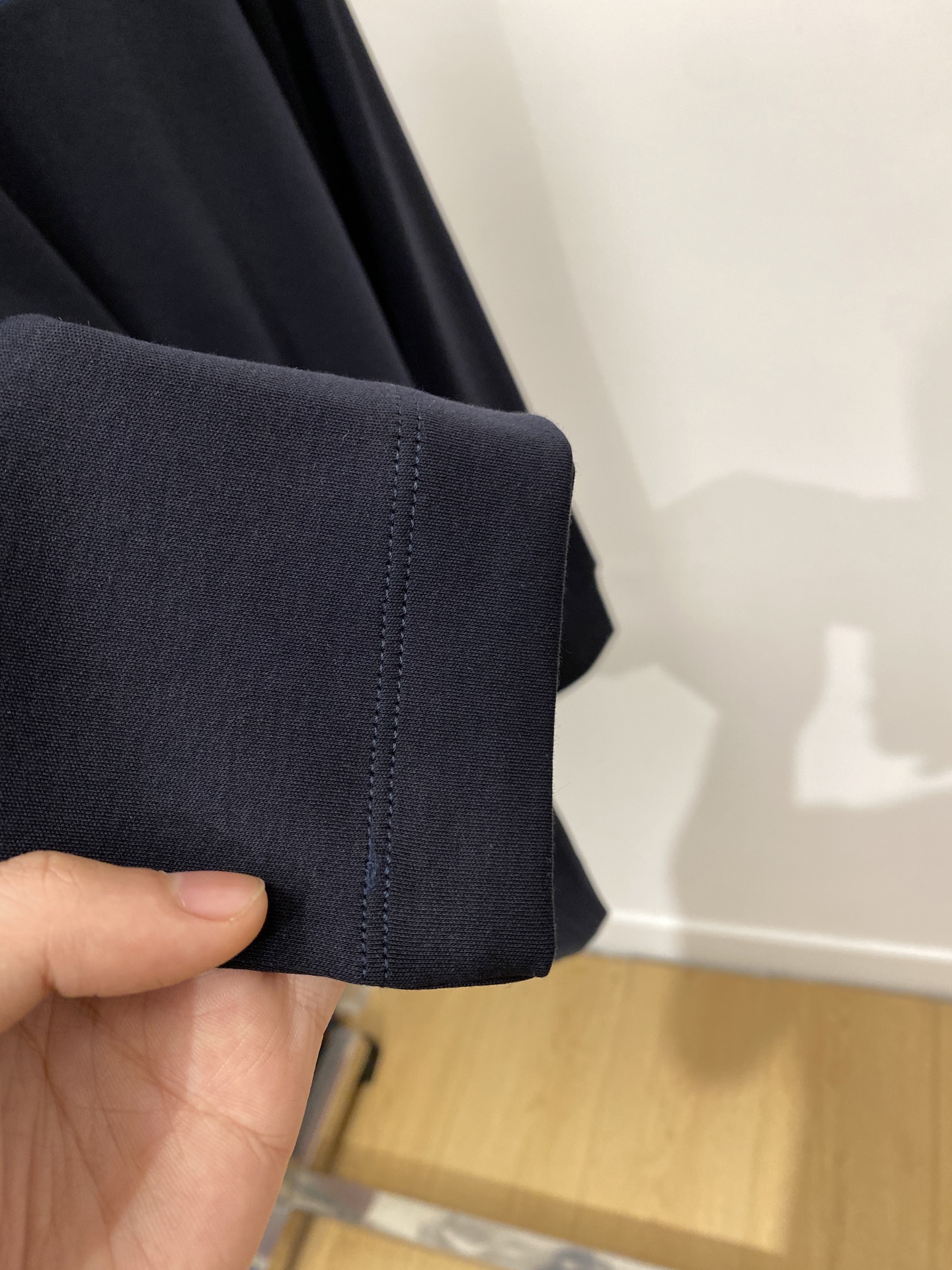 罗意威、2025新品长袖打底，帅气时尚，胸前精致刺绣印胶图案logo，简约百搭款。面料棉 不仅挺括，保持