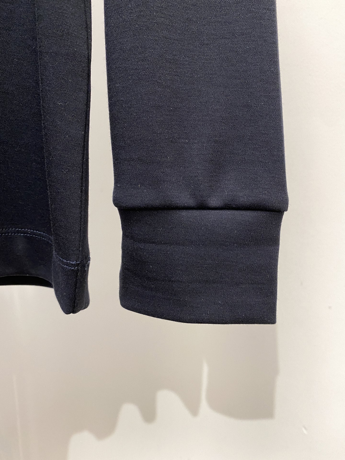 罗意威、2025新品长袖打底，帅气时尚，胸前精致刺绣印胶图案logo，简约百搭款。面料棉 不仅挺括，保持