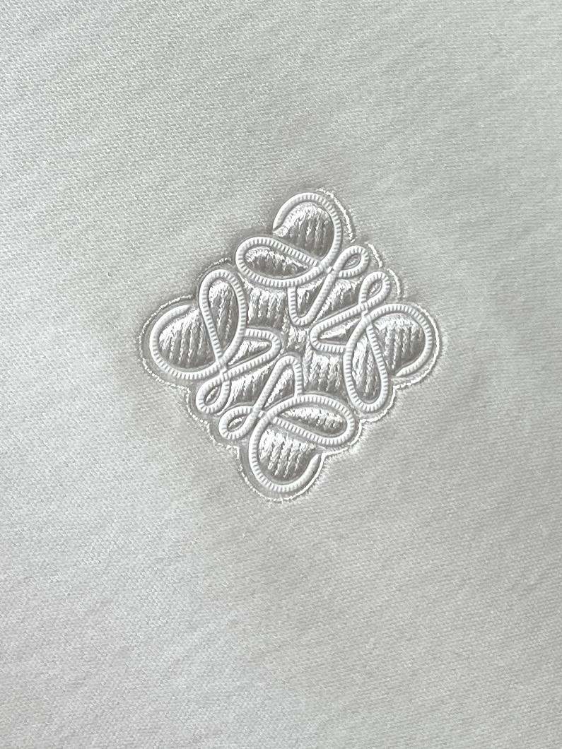 罗意威、2025新品长袖打底，帅气时尚，胸前精致刺绣印胶图案logo，简约百搭款。面料棉 不仅挺括，保持