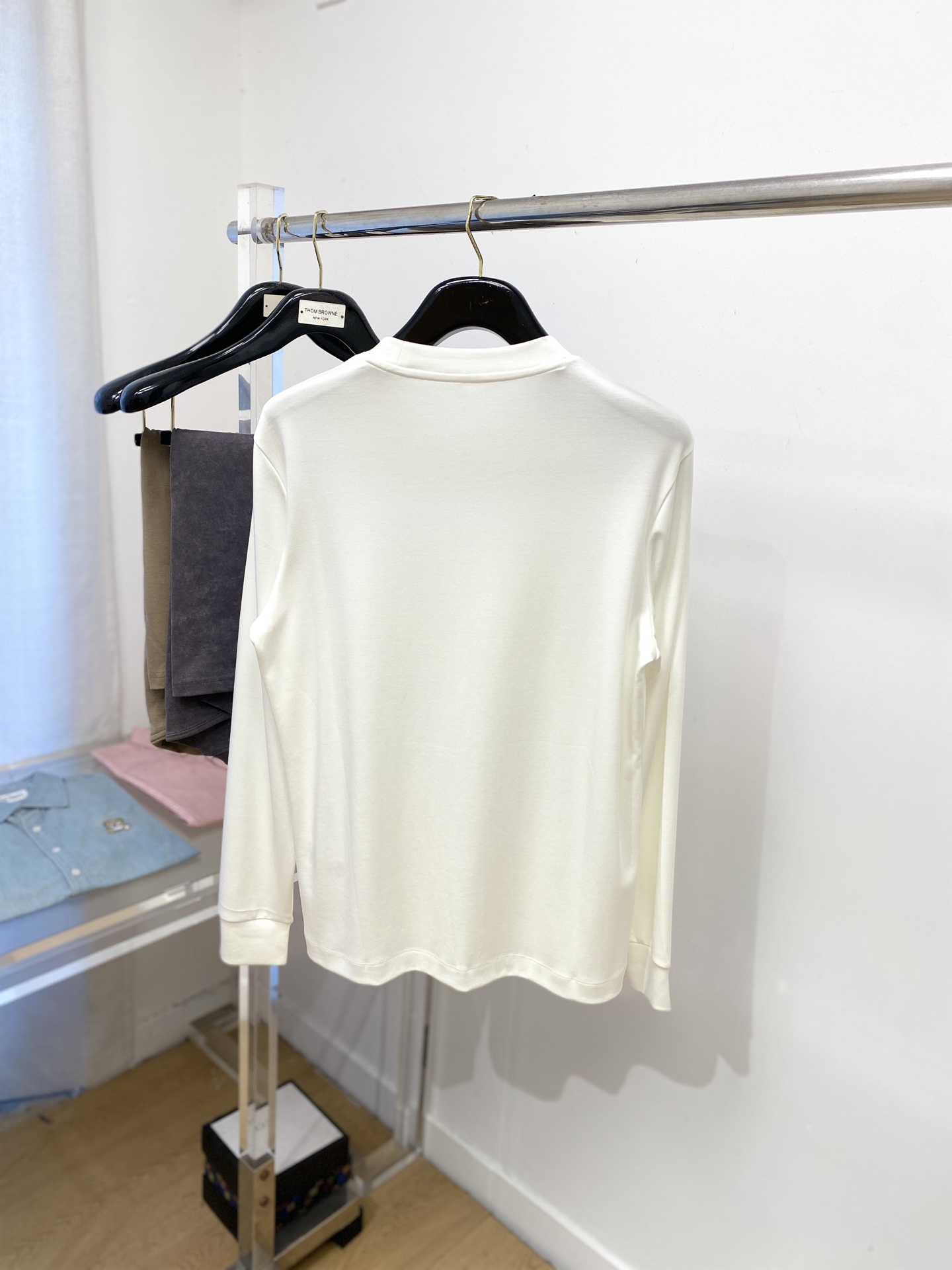 罗意威、2025新品长袖打底，帅气时尚，胸前精致刺绣印胶图案logo，简约百搭款。面料棉 不仅挺括，保持