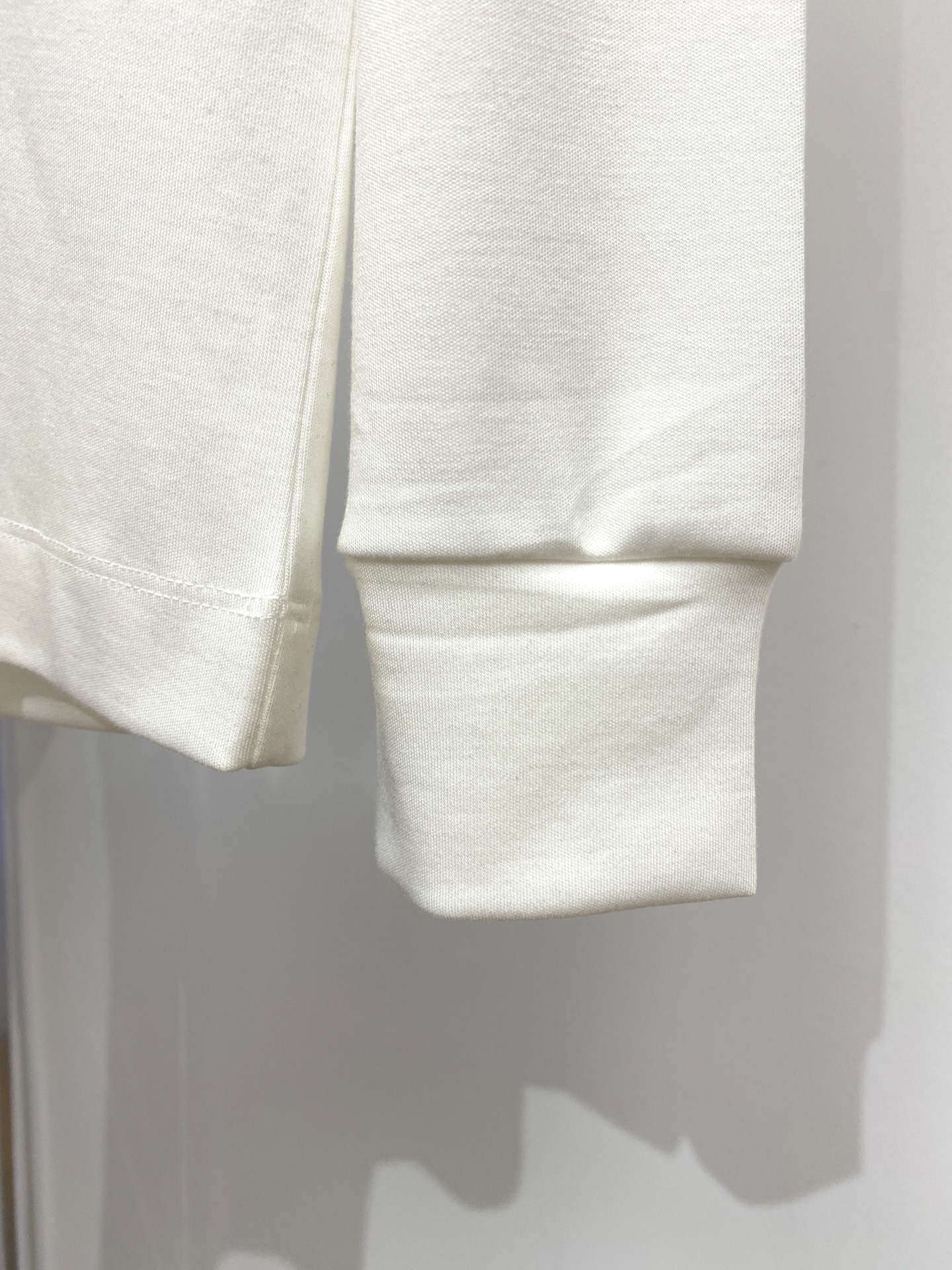 罗意威、2025新品长袖打底，帅气时尚，胸前精致刺绣印胶图案logo，简约百搭款。面料棉 不仅挺括，保持