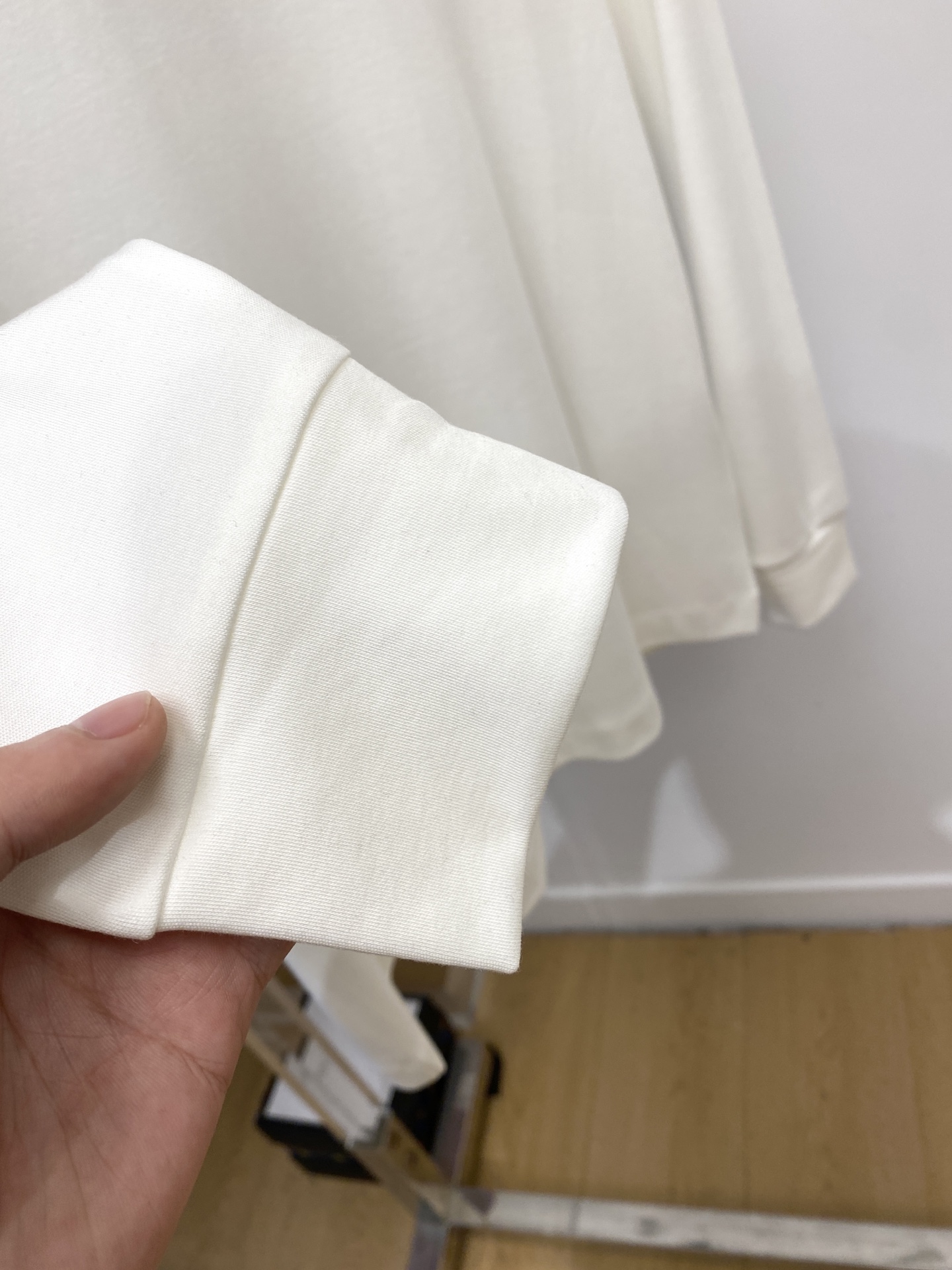 罗意威、2025新品长袖打底，帅气时尚，胸前精致刺绣印胶图案logo，简约百搭款。面料棉 不仅挺括，保持