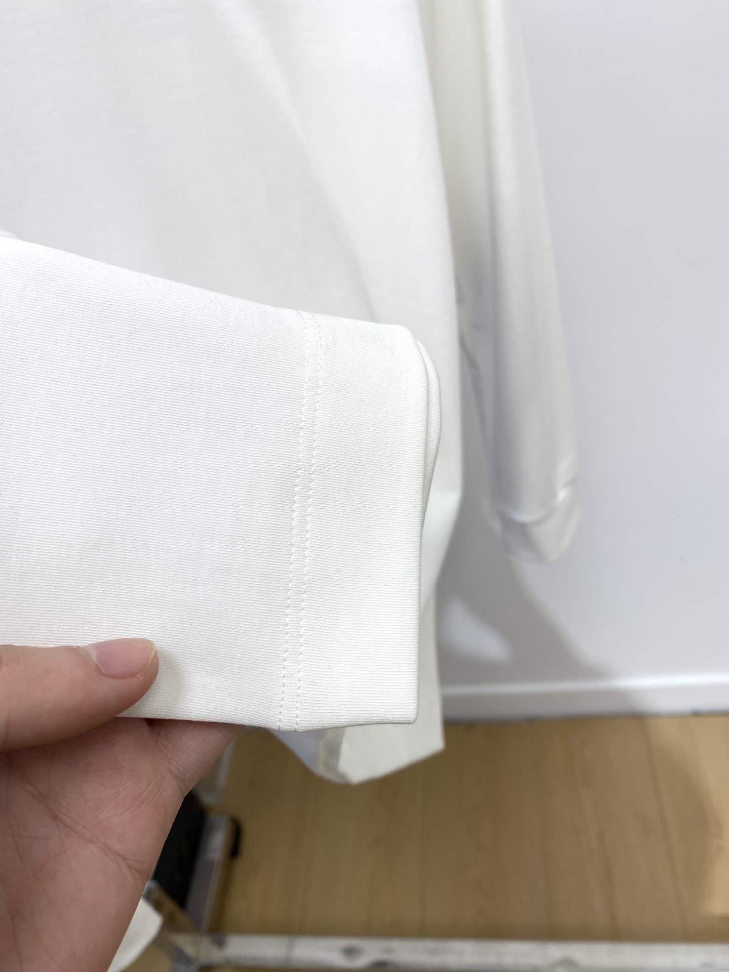 罗意威、2025新品长袖打底，帅气时尚，胸前精致刺绣印胶图案logo，简约百搭款。面料棉 不仅挺括，保持