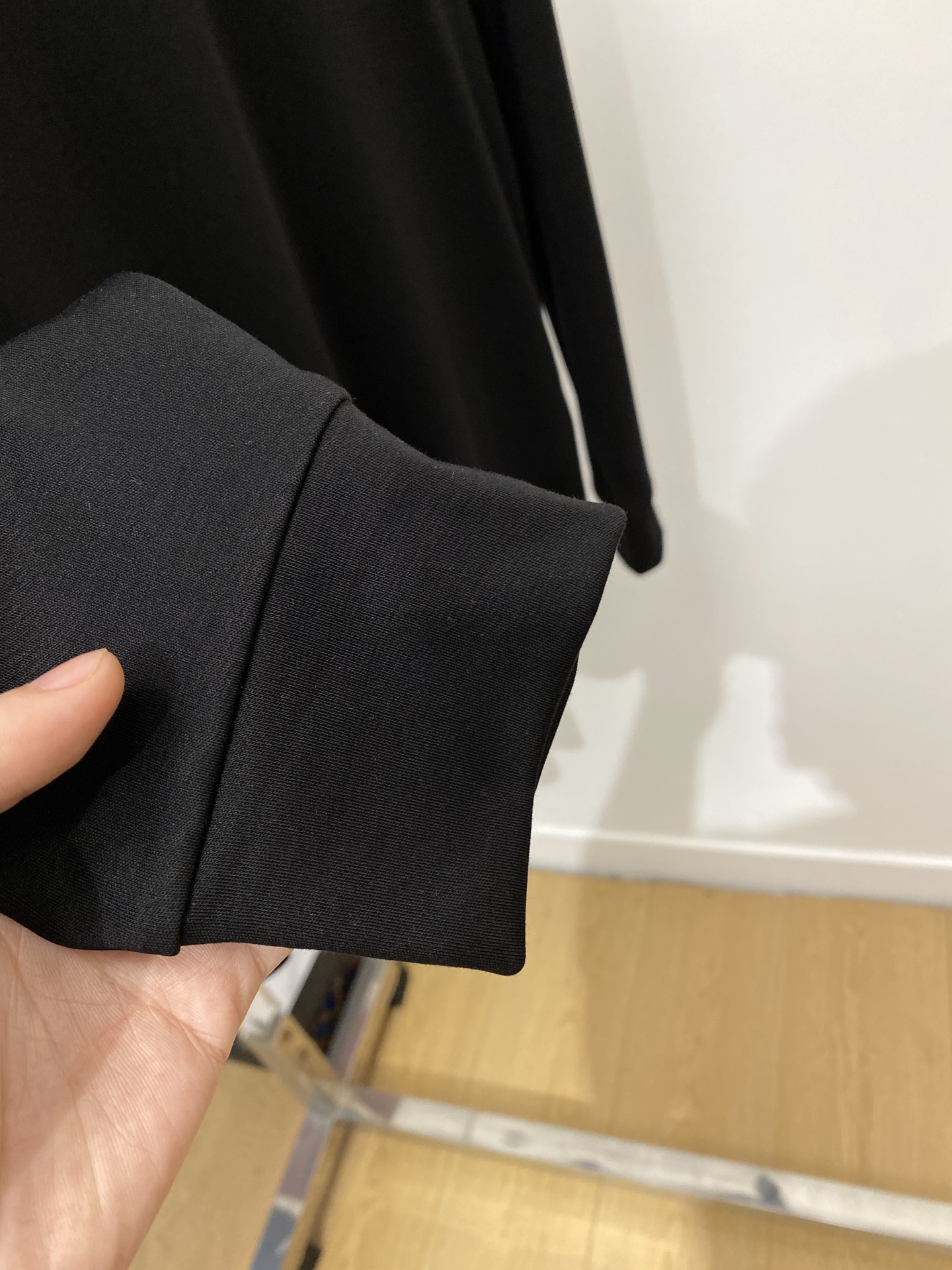 罗意威、2025新品长袖打底，帅气时尚，胸前精致刺绣印胶图案logo，简约百搭款。面料棉 不仅挺括，保持