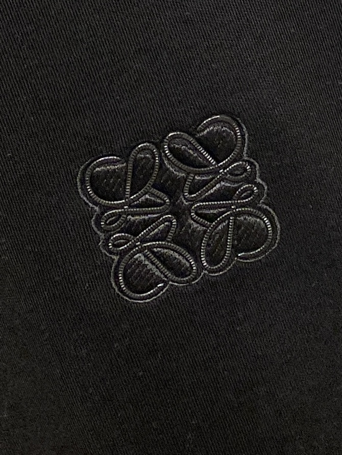 罗意威、2025新品长袖打底，帅气时尚，胸前精致刺绣印胶图案logo，简约百搭款。面料棉 不仅挺括，保持