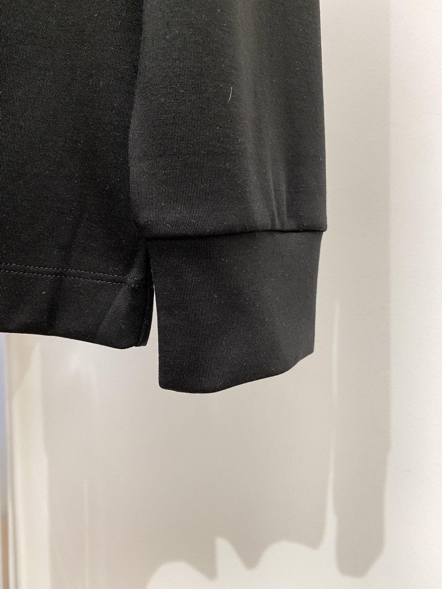 罗意威、2025新品长袖打底，帅气时尚，胸前精致刺绣印胶图案logo，简约百搭款。面料棉 不仅挺括，保持