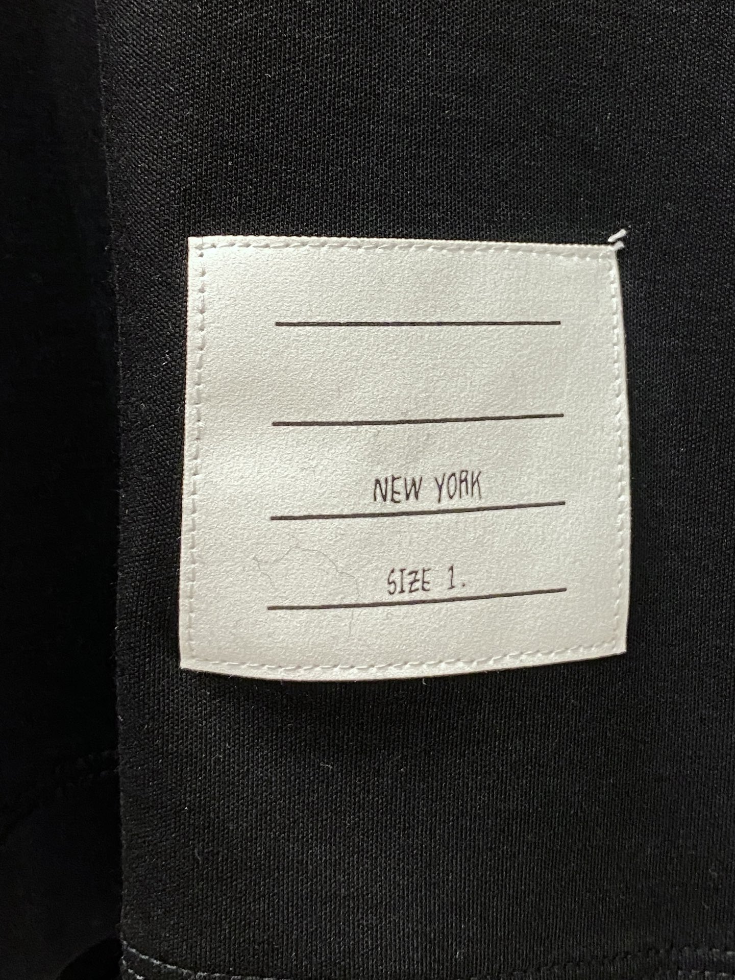 TB、2025新品长袖打底，帅气时尚，衣下刺绣织带字母logo，简约百搭款。面料棉 不仅挺括，保持潮流的