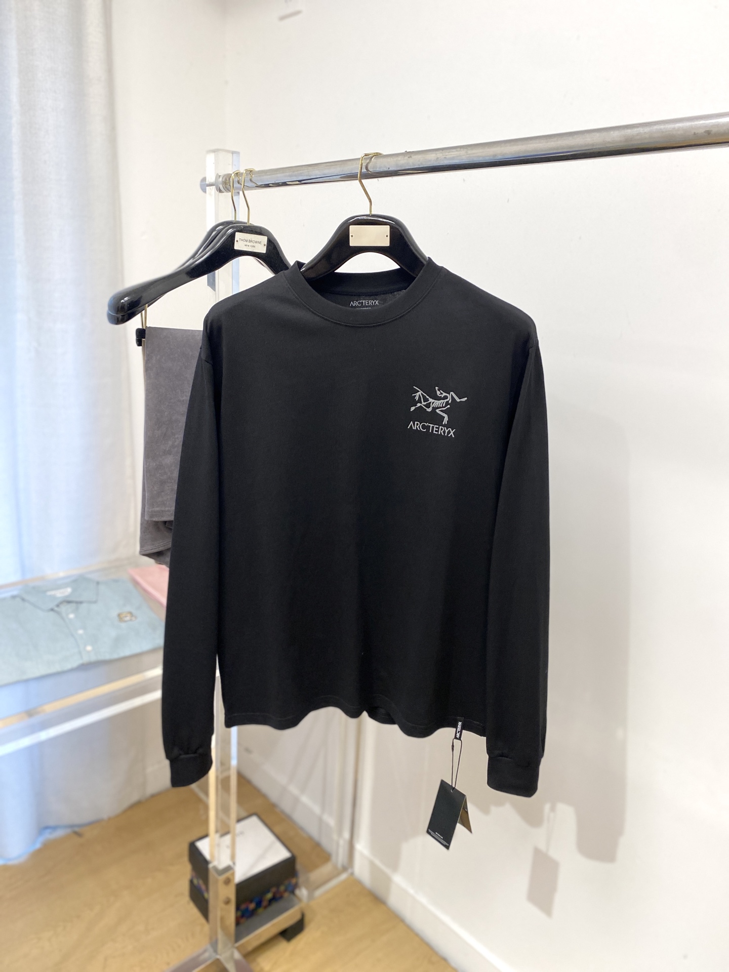 NO:521379,Archaeoptera bird, new long-sleeved sweatshirt, handsome and fashionable, simple and versatile. The top printed pattern letter logo on the chest, fabric cotton is not only crisp, maintaining the trendy silhouette, and wearing comfortably, with more delicate yarn. S-XL, arc'teryx, hoodie, sweatshirts, alexander wang19860909始祖鸟、新品长袖卫衣,帅气时尚,简约百搭款.胸前顶级印花图案字母logo,面料棉 不仅挺括,保持潮流的廓形,又穿着舒适,纱织更细腻,码数S-XL,arc'teryx,hoodie,sweatshirts,alexander wang,Men's clothing