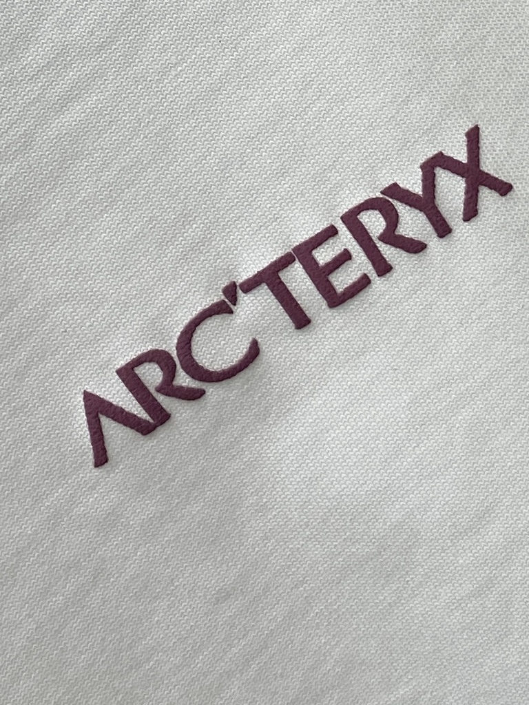 始祖鸟、2025新品长袖卫衣，帅气时尚，简约百搭款。胸前顶级印花字母logo，面料棉 不仅挺括，保持潮流