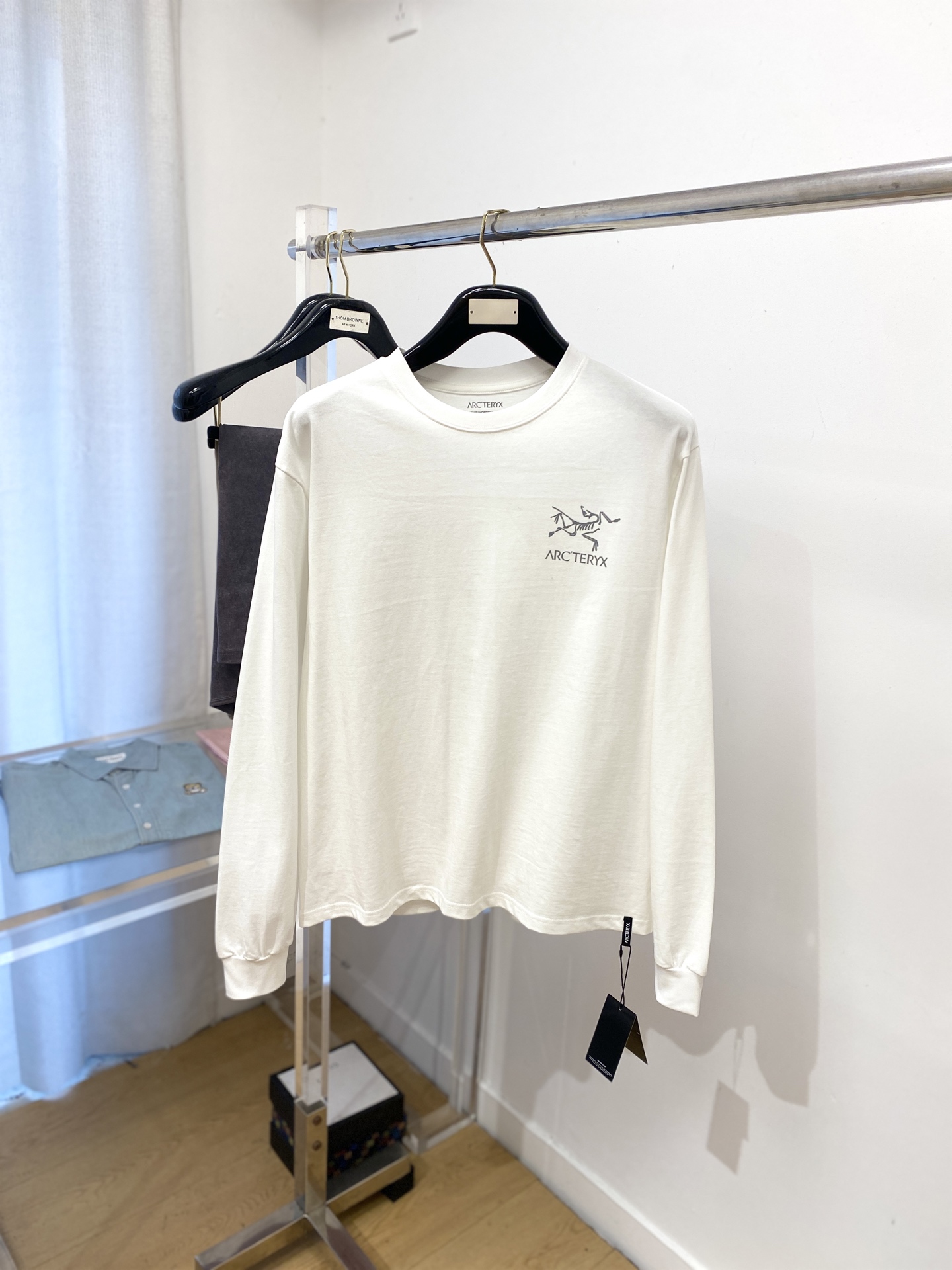 NO:521373,Archaeoptera bird, new long-sleeved sweatshirt, handsome and fashionable, simple and versatile. The top printed pattern letter logo on the chest, fabric cotton is not only crisp, maintaining the trendy silhouette, and wearing comfortably, with more delicate yarn. S-XL, arc'teryx, hoodie, sweatshirts, alexander wang19860909始祖鸟、新品长袖卫衣,帅气时尚,简约百搭款.胸前顶级印花图案字母logo,面料棉 不仅挺括,保持潮流的廓形,又穿着舒适,纱织更细腻,码数S-XL,arc'teryx,hoodie,sweatshirts,alexander wang,Men's clothing