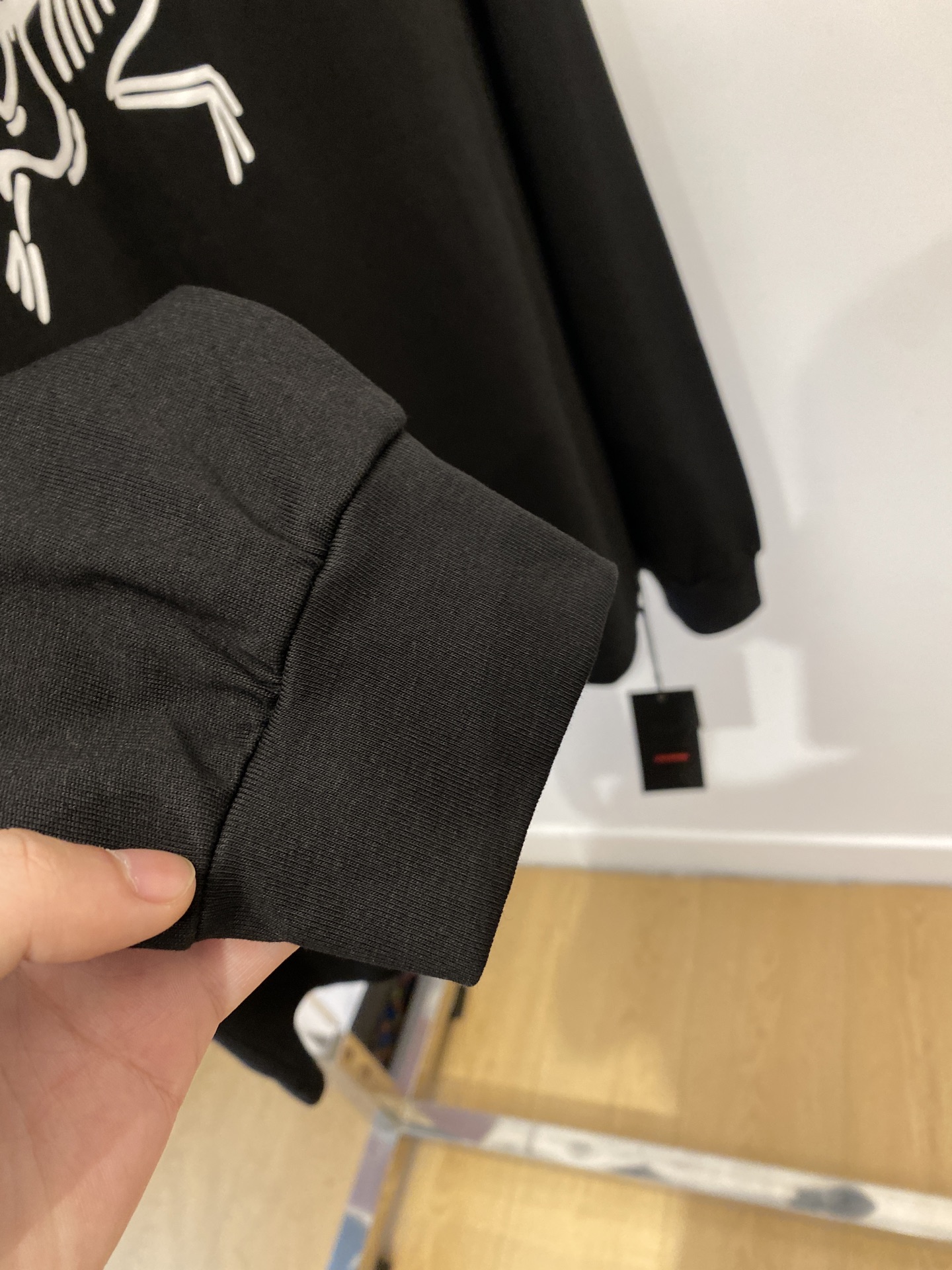 始祖鸟、2025新品长袖卫衣，帅气时尚，简约百搭款。胸口顶级印花图案logo，面料棉 不仅挺括，保持潮流