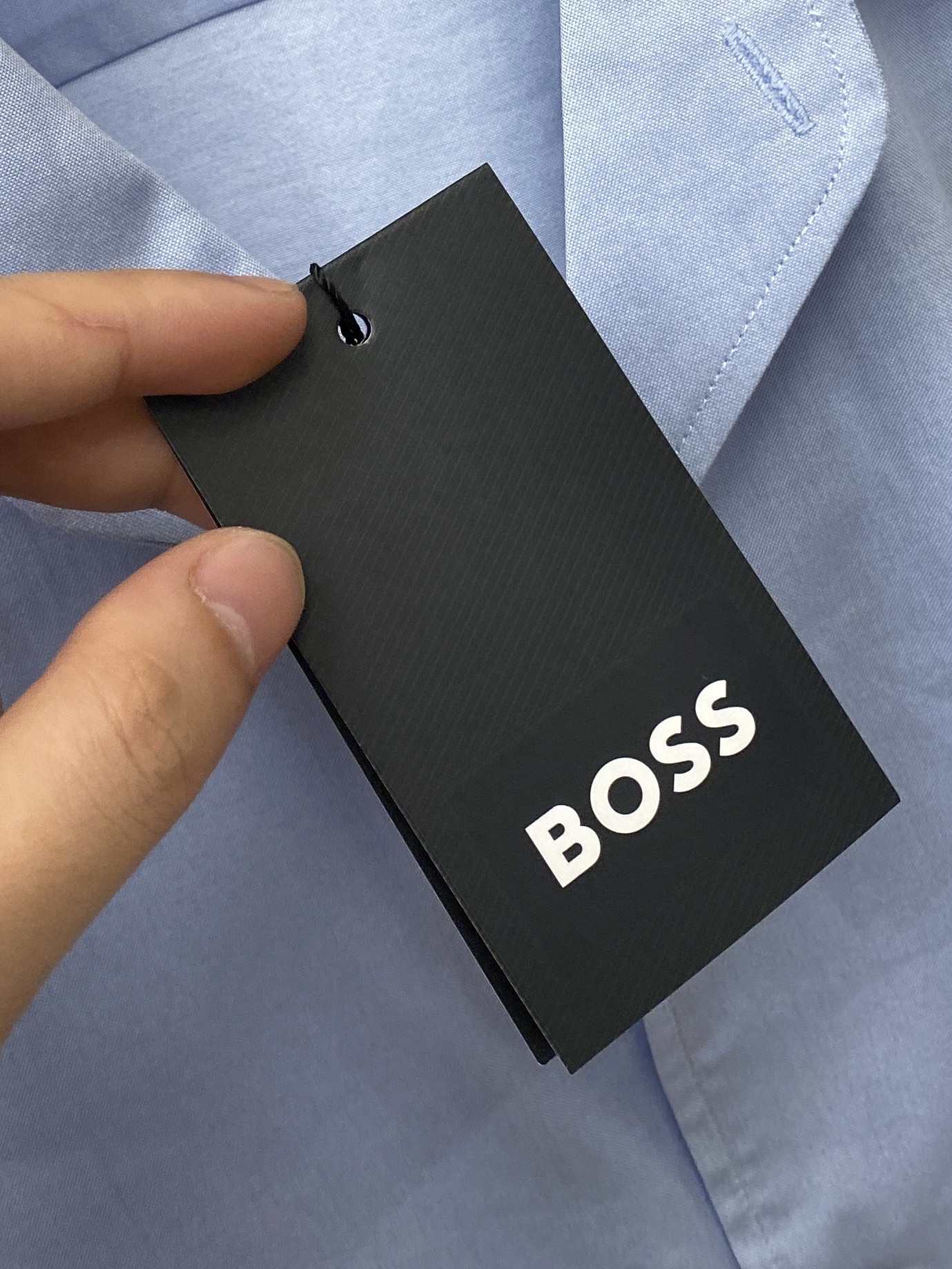￼BOSS、2025新品衬衫，时尚帅气，简约百搭款，定制原版面料，不仅挺括，保持潮流的廓形，又穿着舒适，