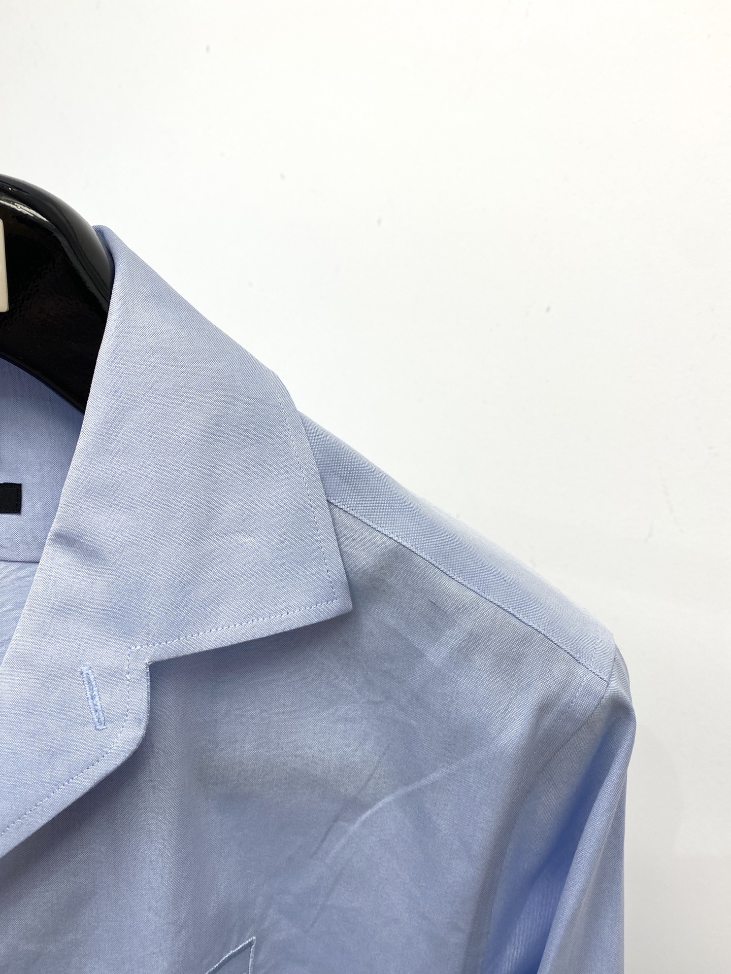 ￼BOSS、2025新品衬衫，时尚帅气，简约百搭款，定制原版面料，不仅挺括，保持潮流的廓形，又穿着舒适，