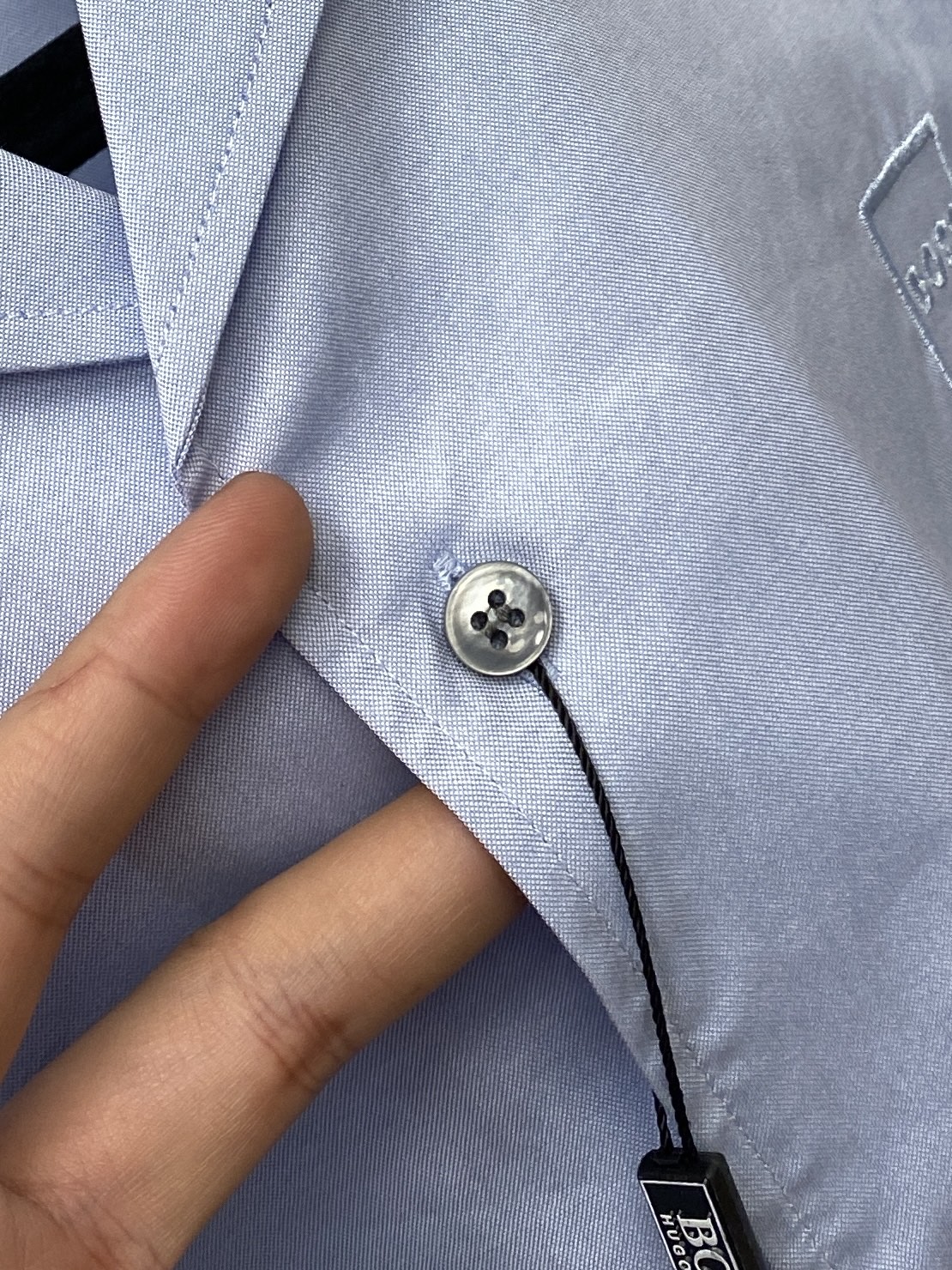 ￼BOSS、2025新品衬衫，时尚帅气，简约百搭款，定制原版面料，不仅挺括，保持潮流的廓形，又穿着舒适，