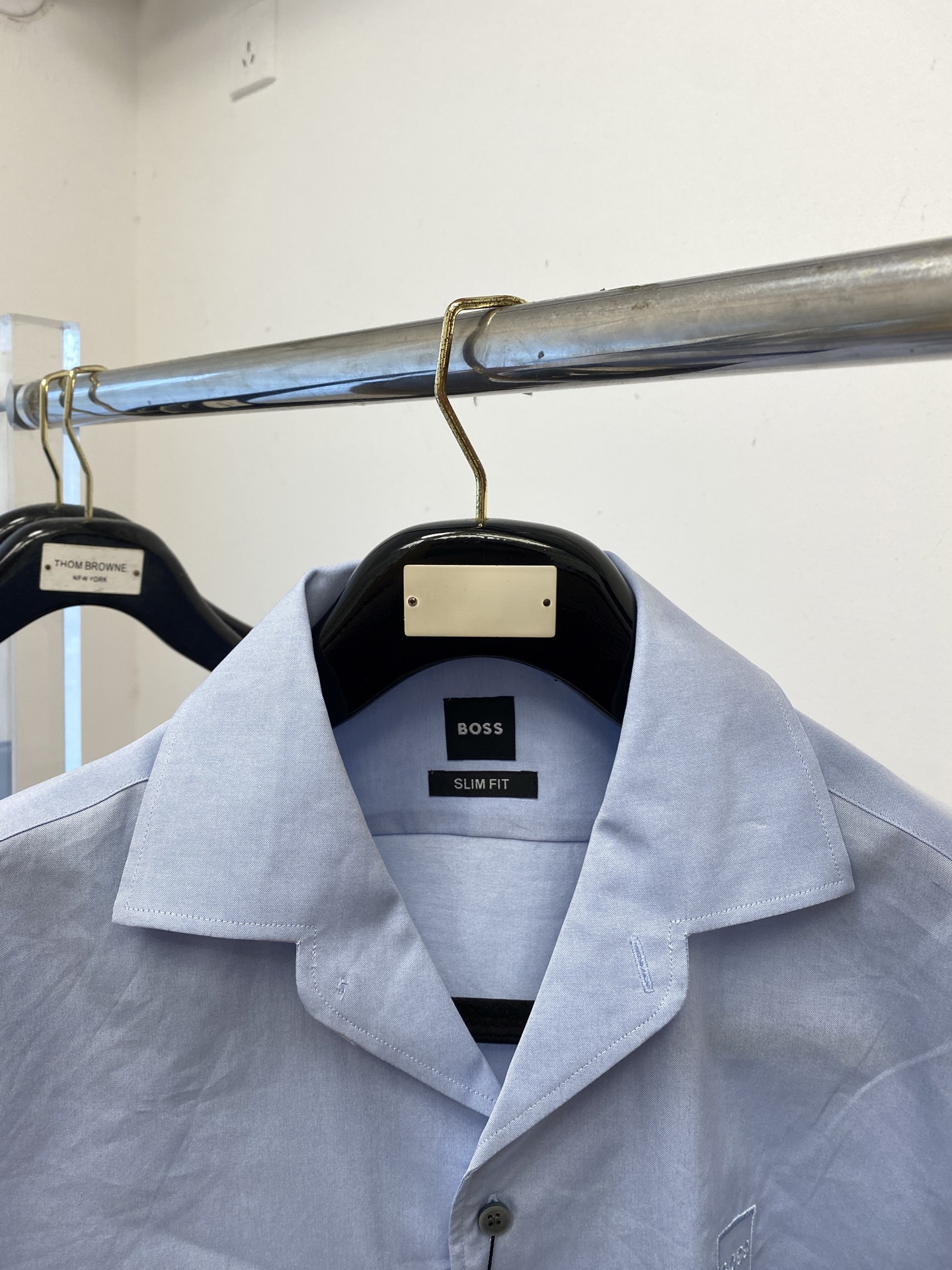 ￼BOSS、2025新品衬衫，时尚帅气，简约百搭款，定制原版面料，不仅挺括，保持潮流的廓形，又穿着舒适，